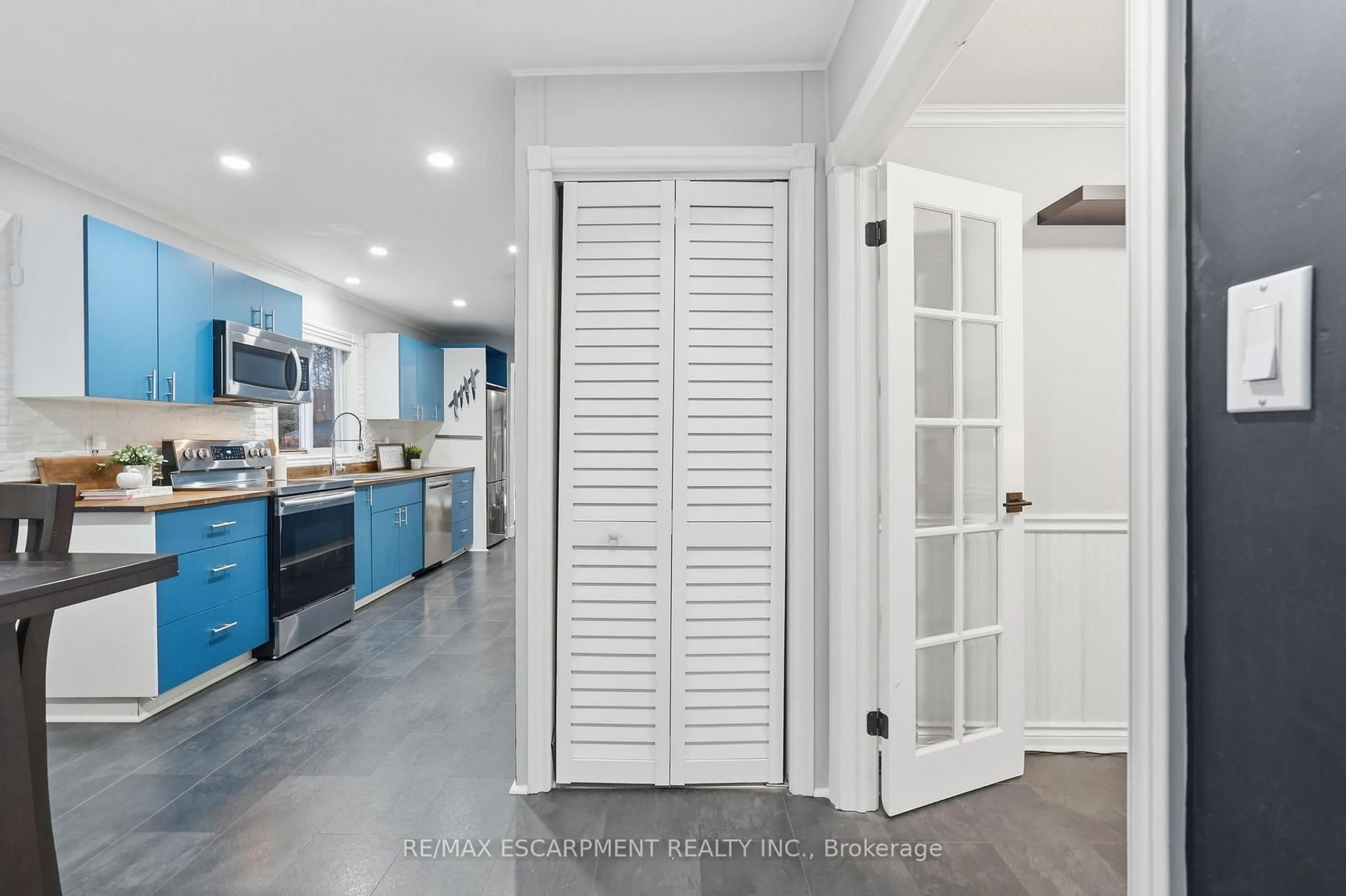 Open concept kitchen, unknown for 20 Trapnell St, St. Catharines Ontario L2R 1A9