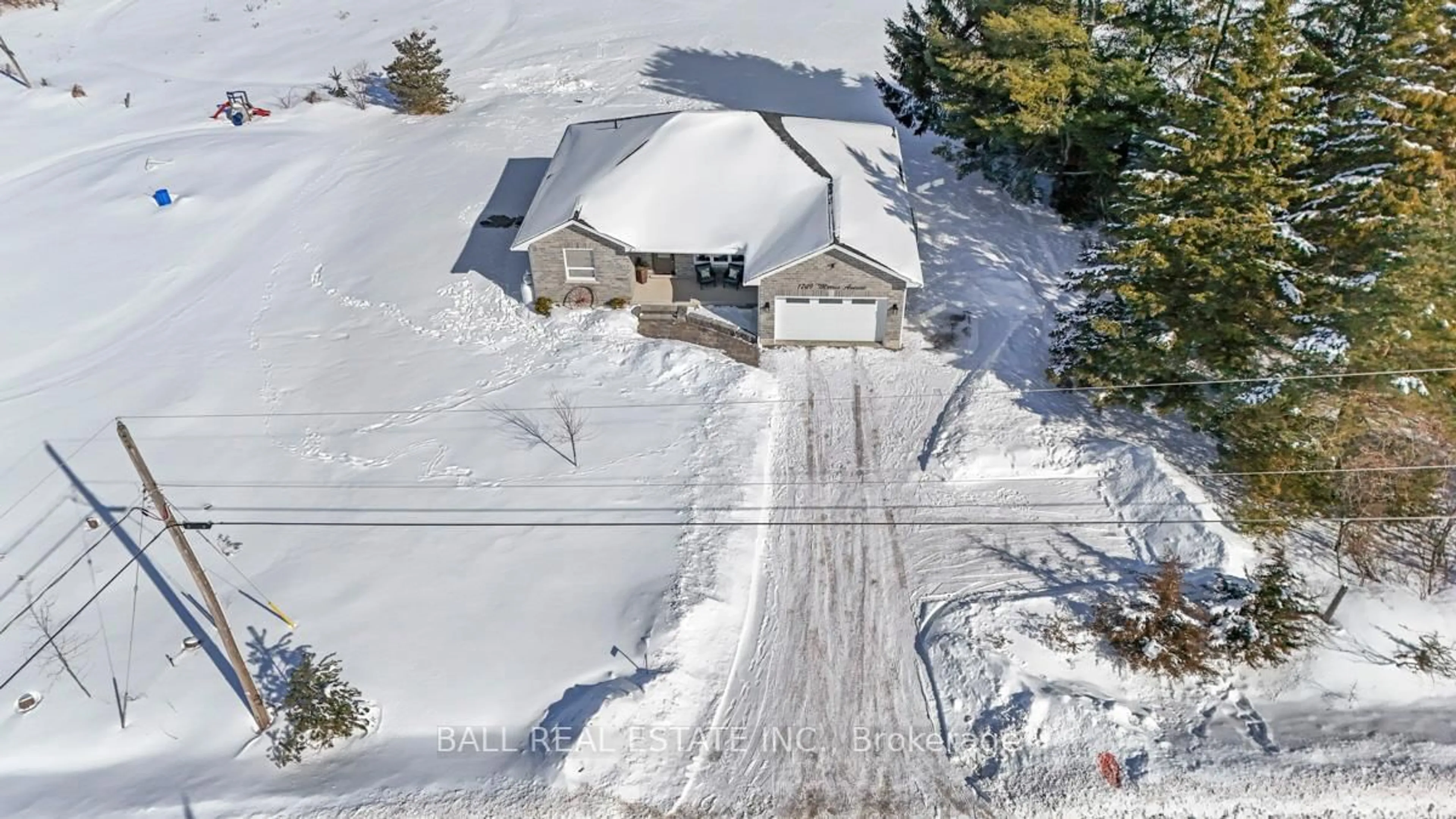 A pic from outside/outdoor area/front of a property/back of a property/a pic from drone, street for 1749 Morris Ave, Selwyn Ontario K0L 1T0