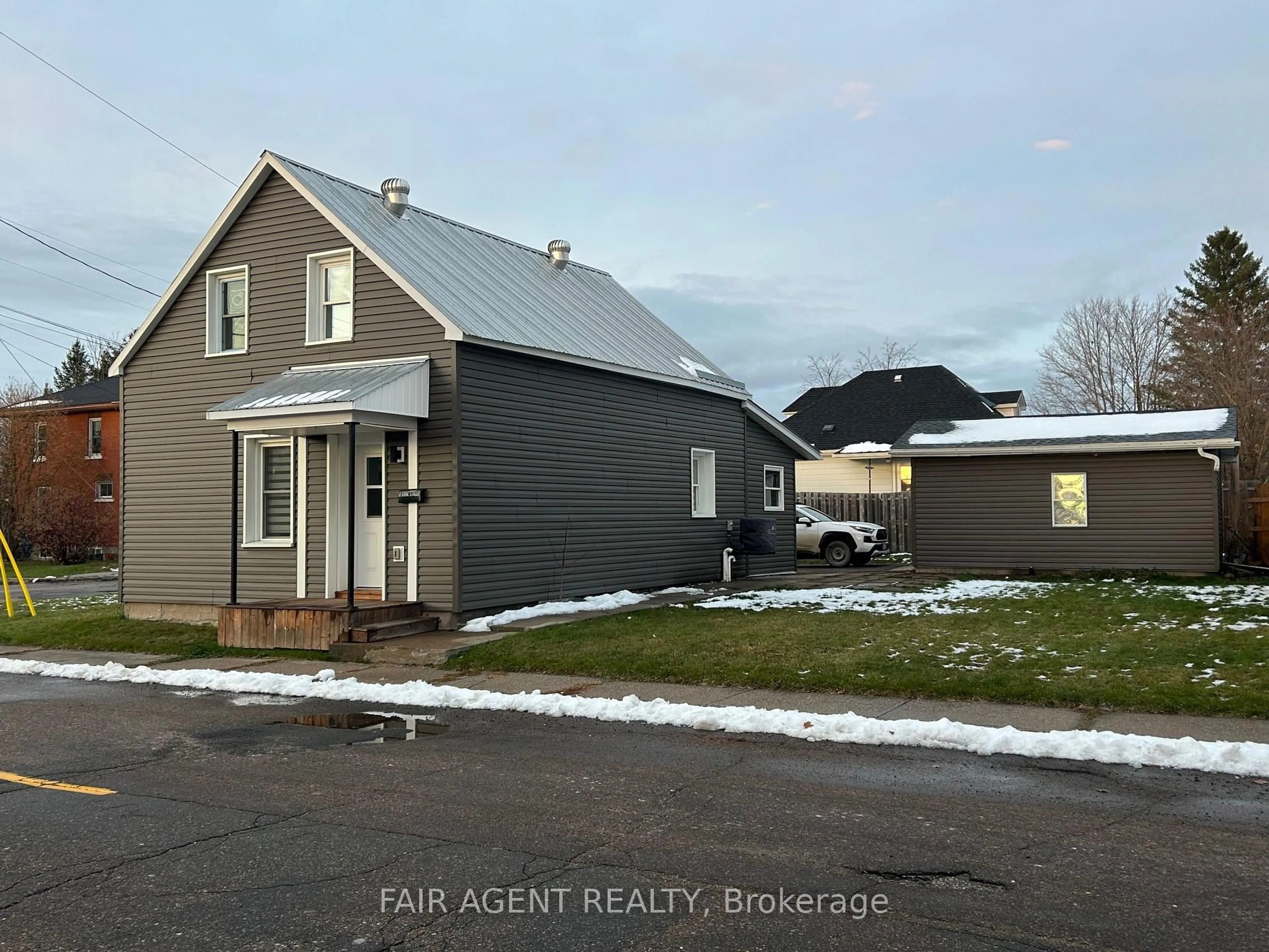 A pic from outside/outdoor area/front of a property/back of a property/a pic from drone, street for 81 BANK St, Renfrew Ontario K7V 2E7