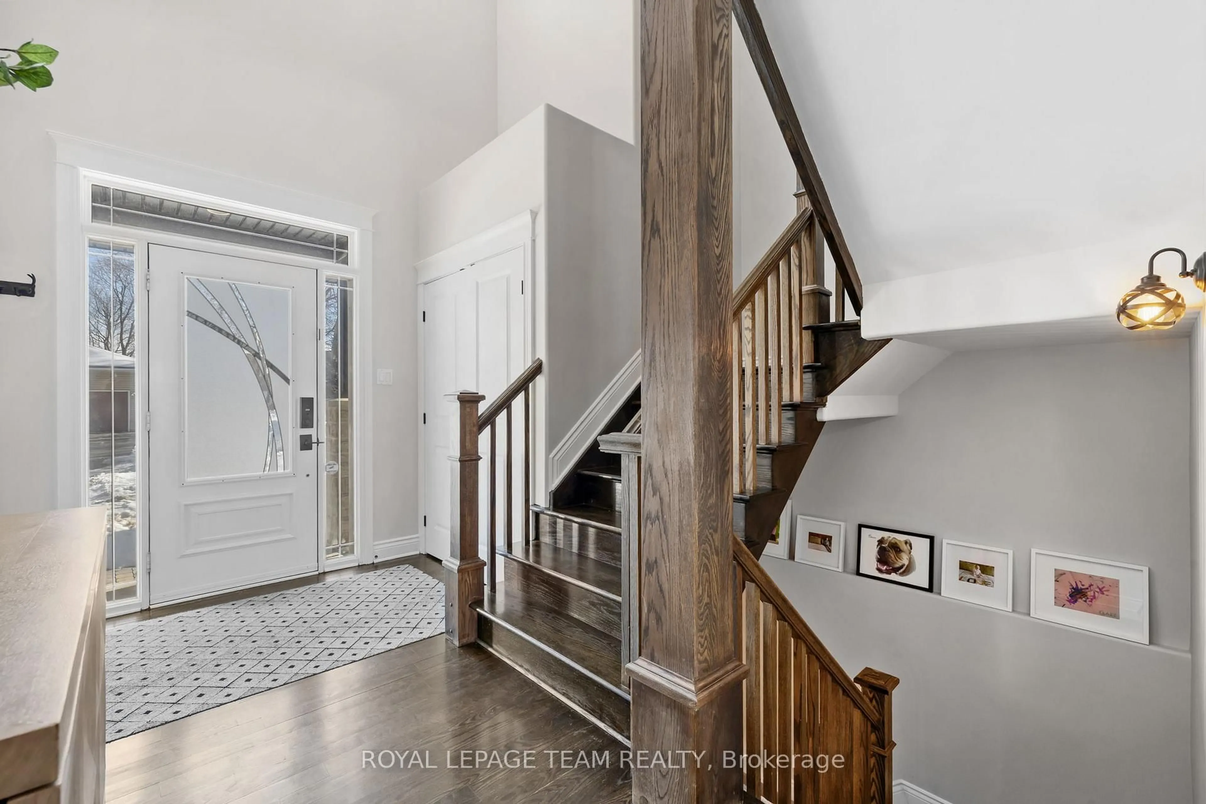 Indoor entryway for 112 Cole Porter St, Ottawa Ontario K2A 3S4