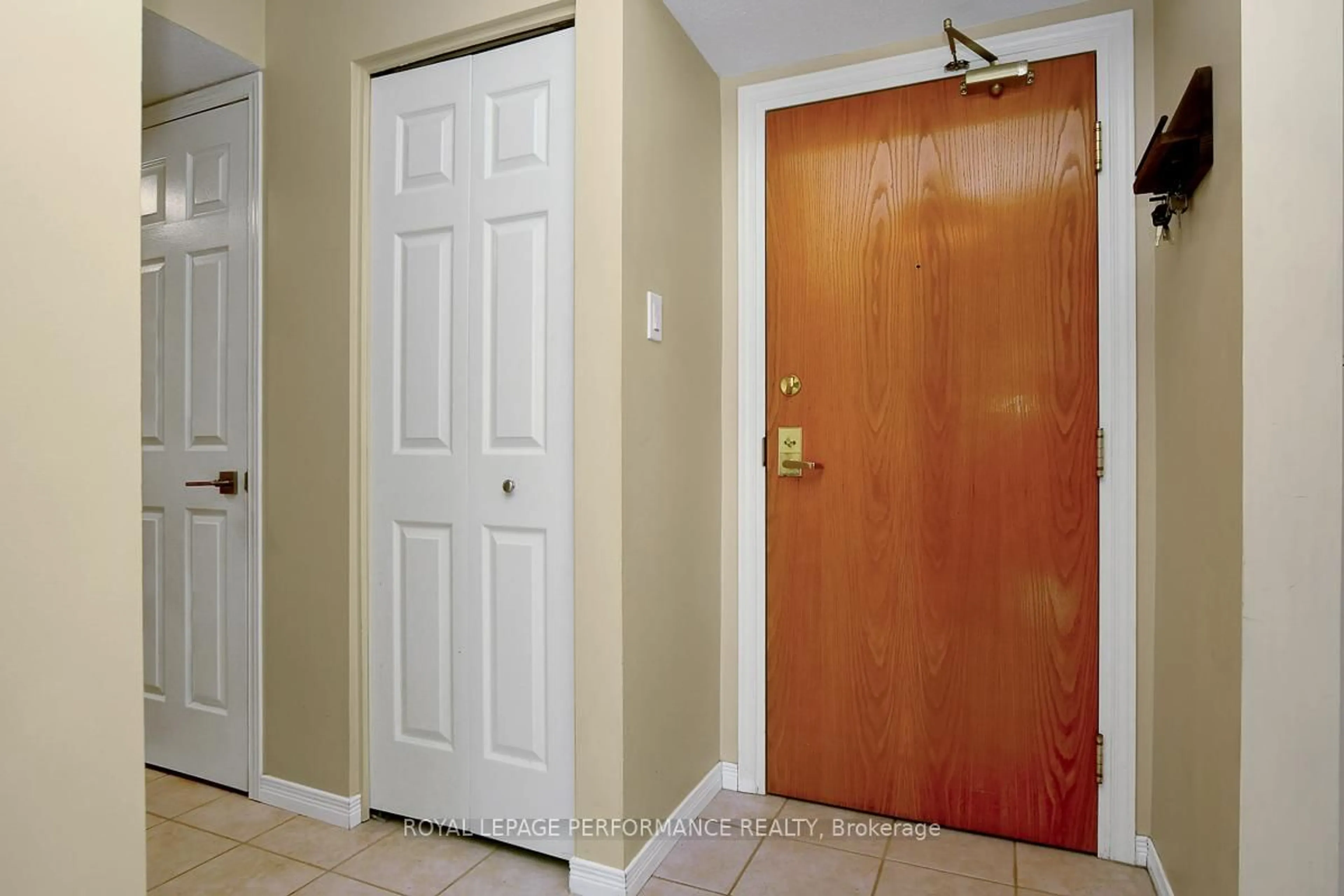 Indoor entryway for 1 Columbus Ave #401D, Ottawa Ontario K1K 4L1