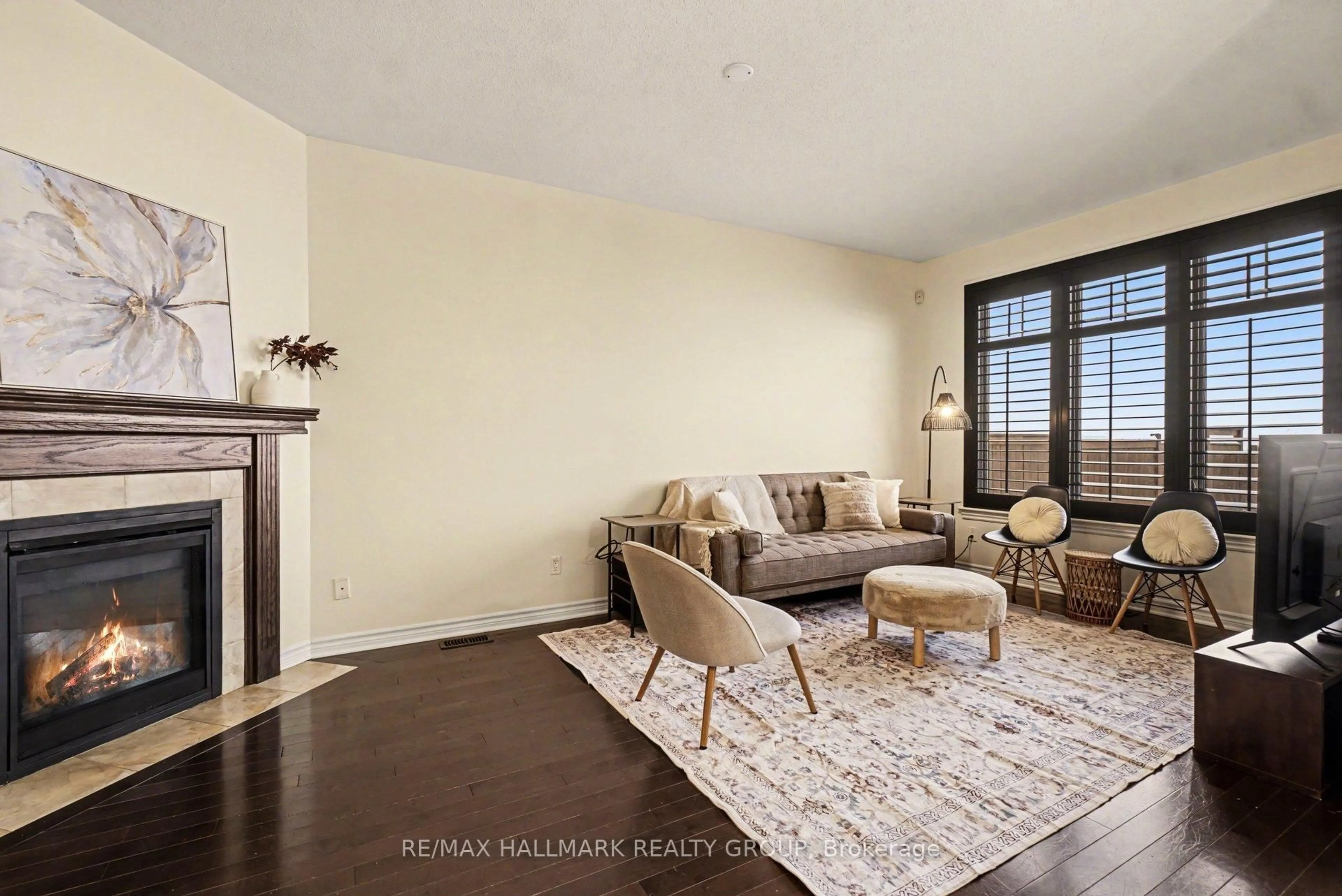 Living room with furniture, unknown for 122 Minoterie Rdge, Ottawa Ontario K4A 0Y5