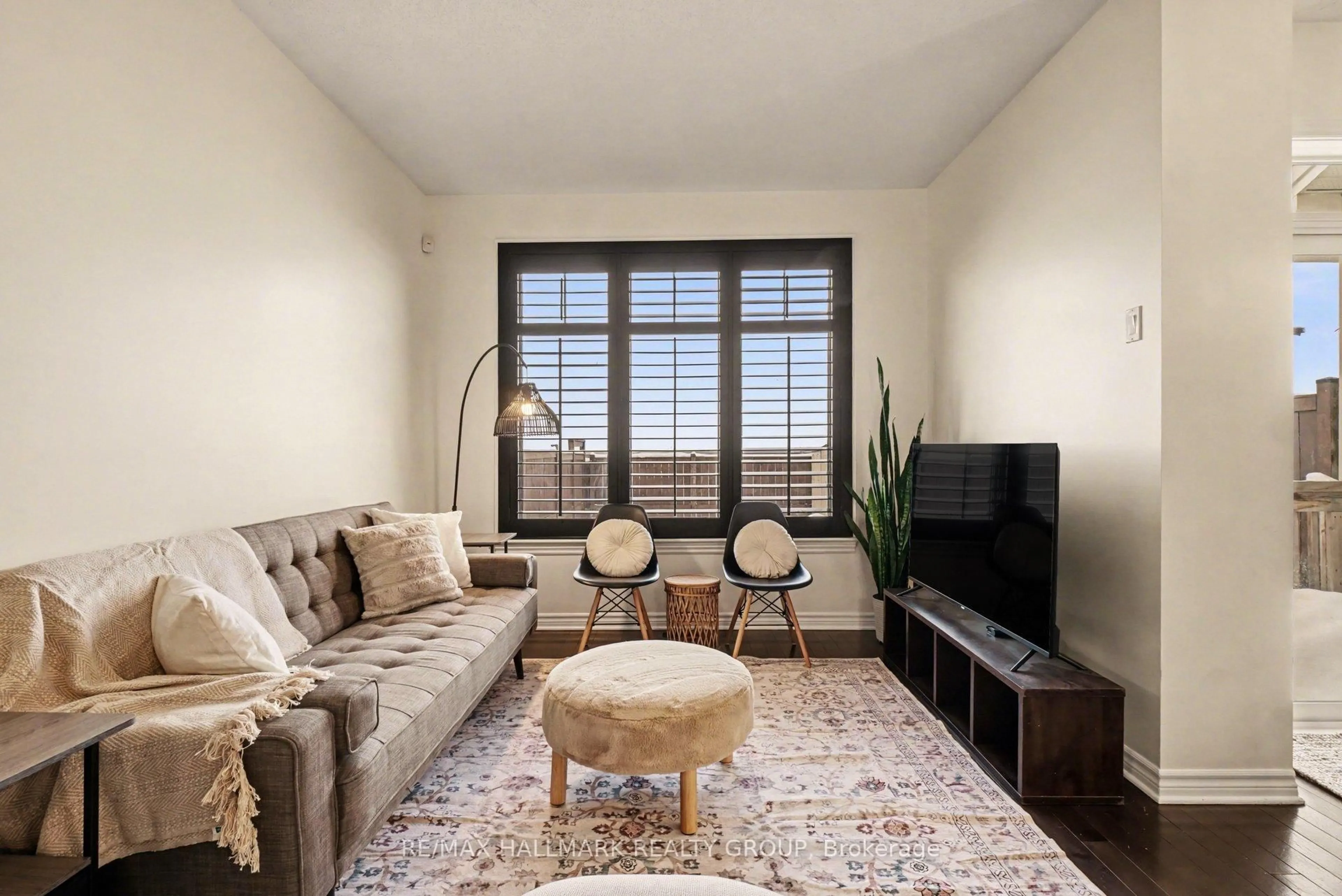 Living room with furniture, unknown for 122 Minoterie Rdge, Ottawa Ontario K4A 0Y5