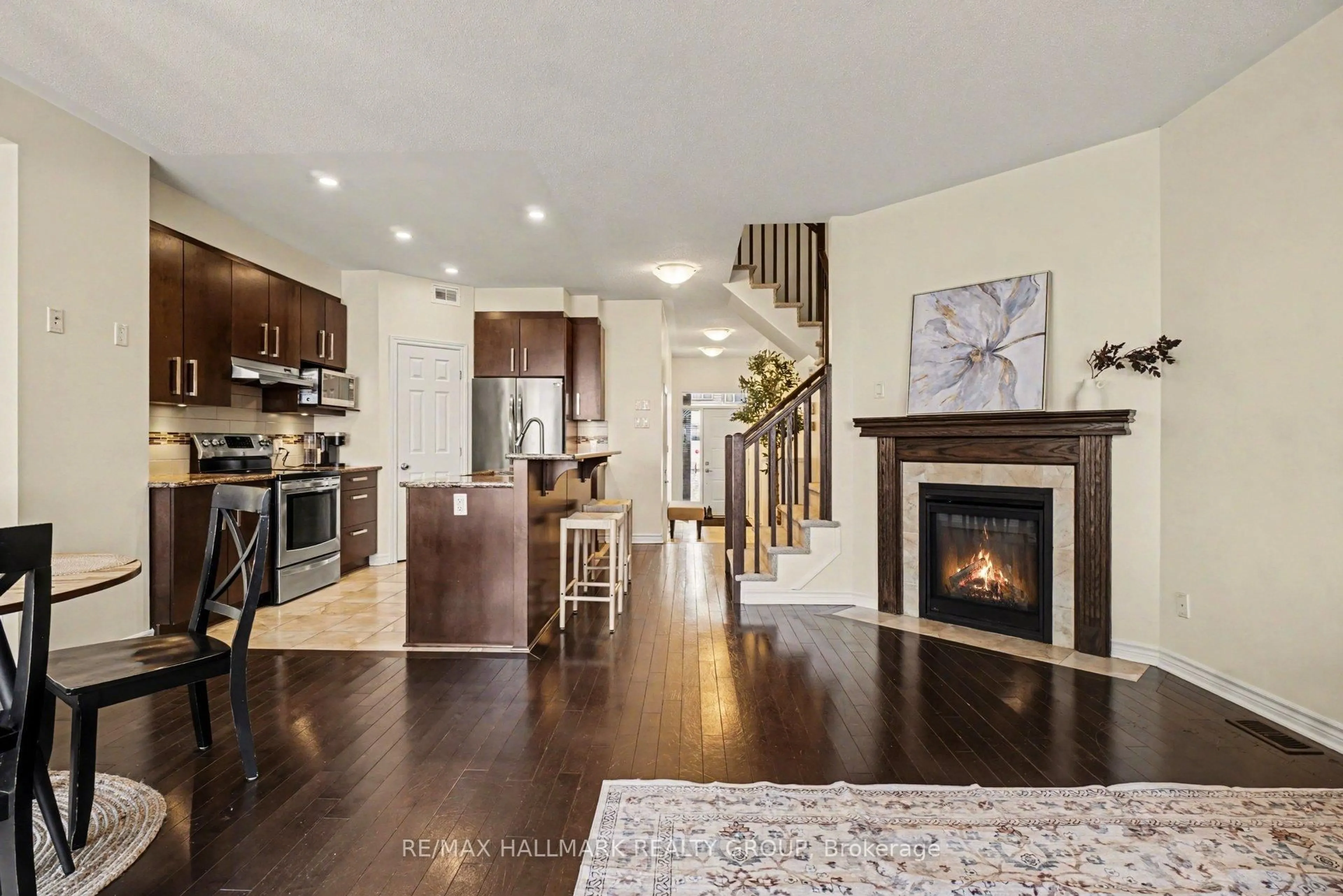 Open concept kitchen, wood/laminate floor for 122 Minoterie Rdge, Ottawa Ontario K4A 0Y5