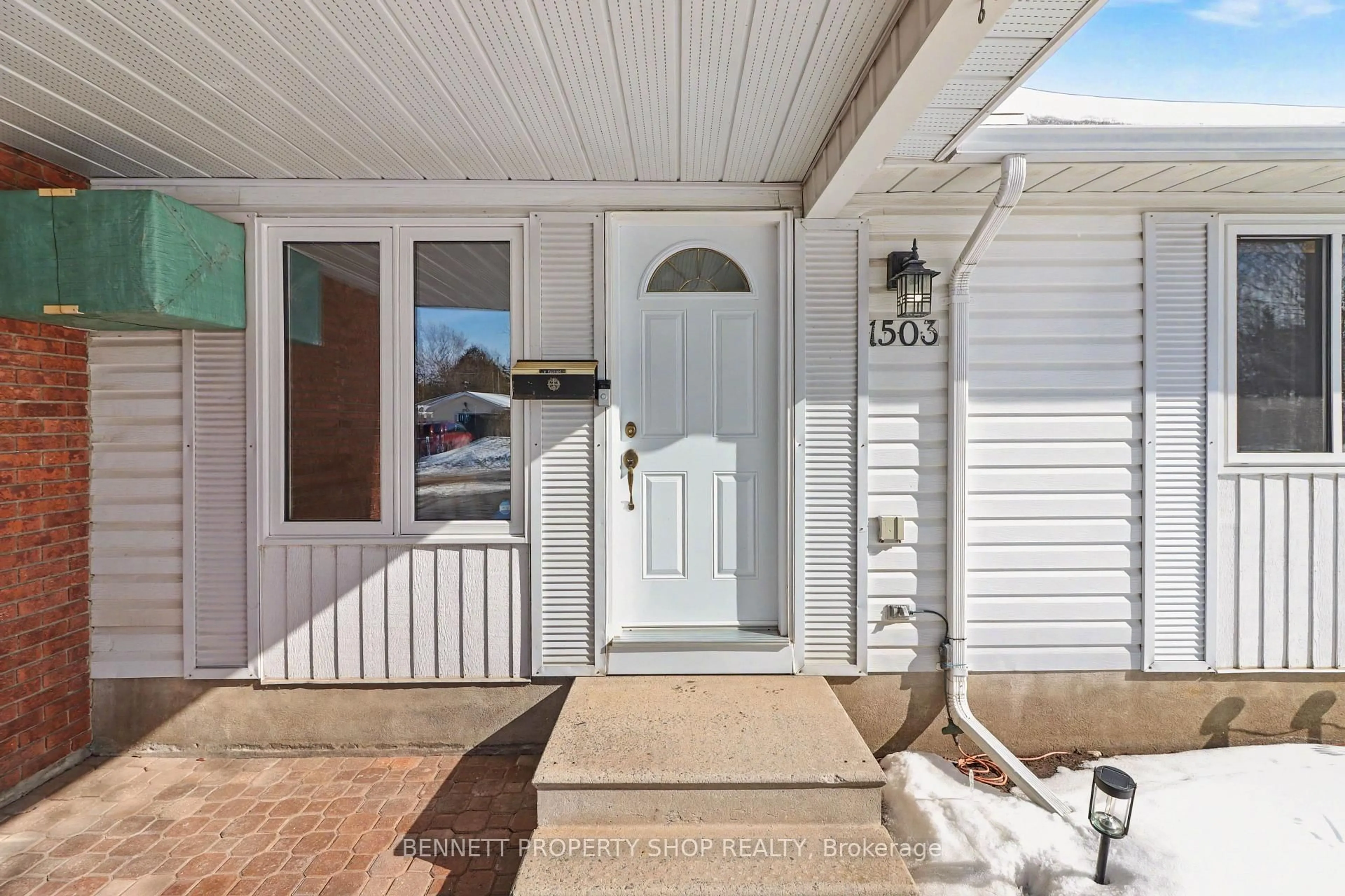 Indoor entryway for 1503 Blackheath St, Orleans Ontario K1E 1K6