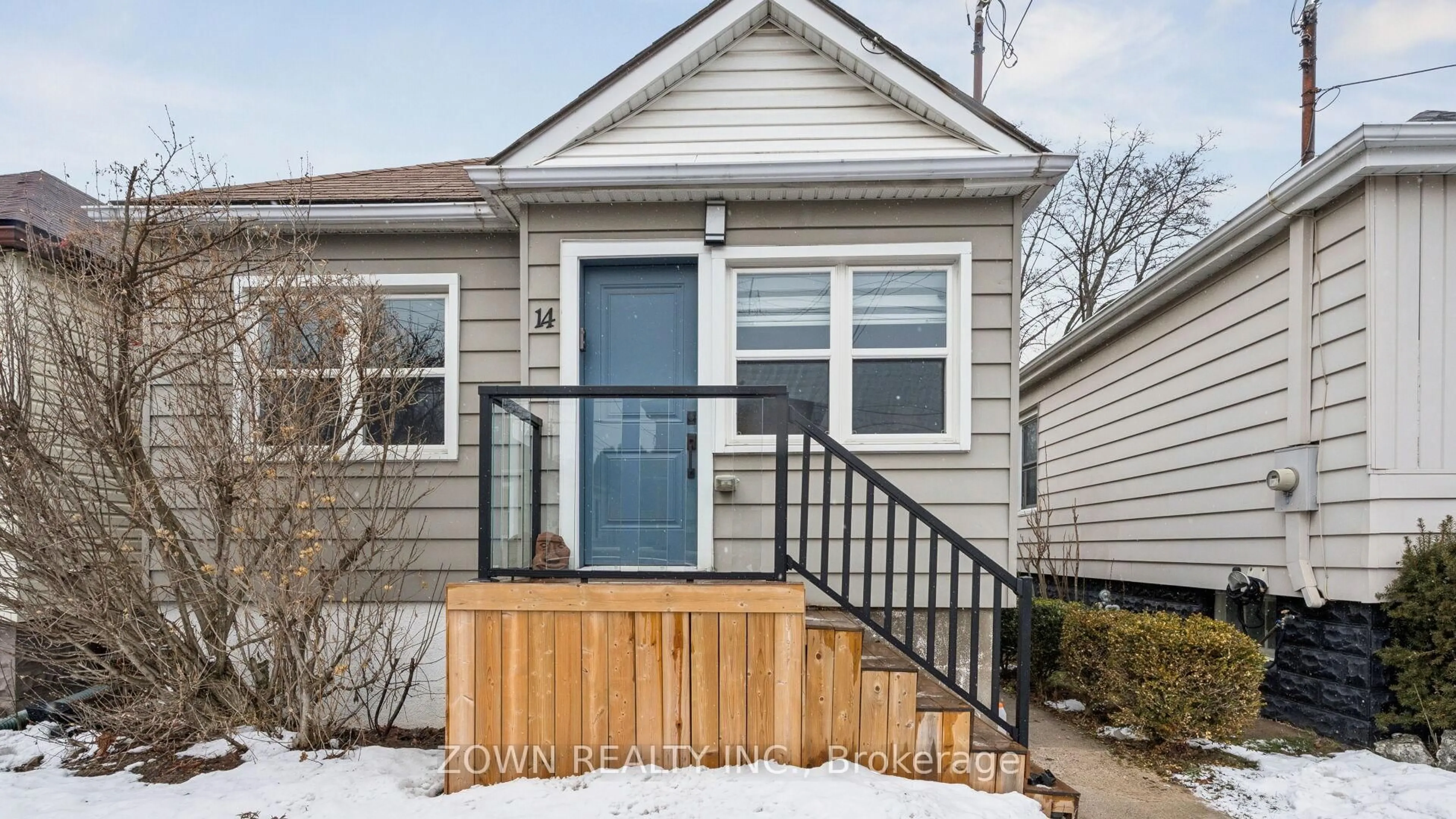 Home with vinyl exterior material, street for 14 EAST 31ST St, Hamilton Ontario L8V 3N7