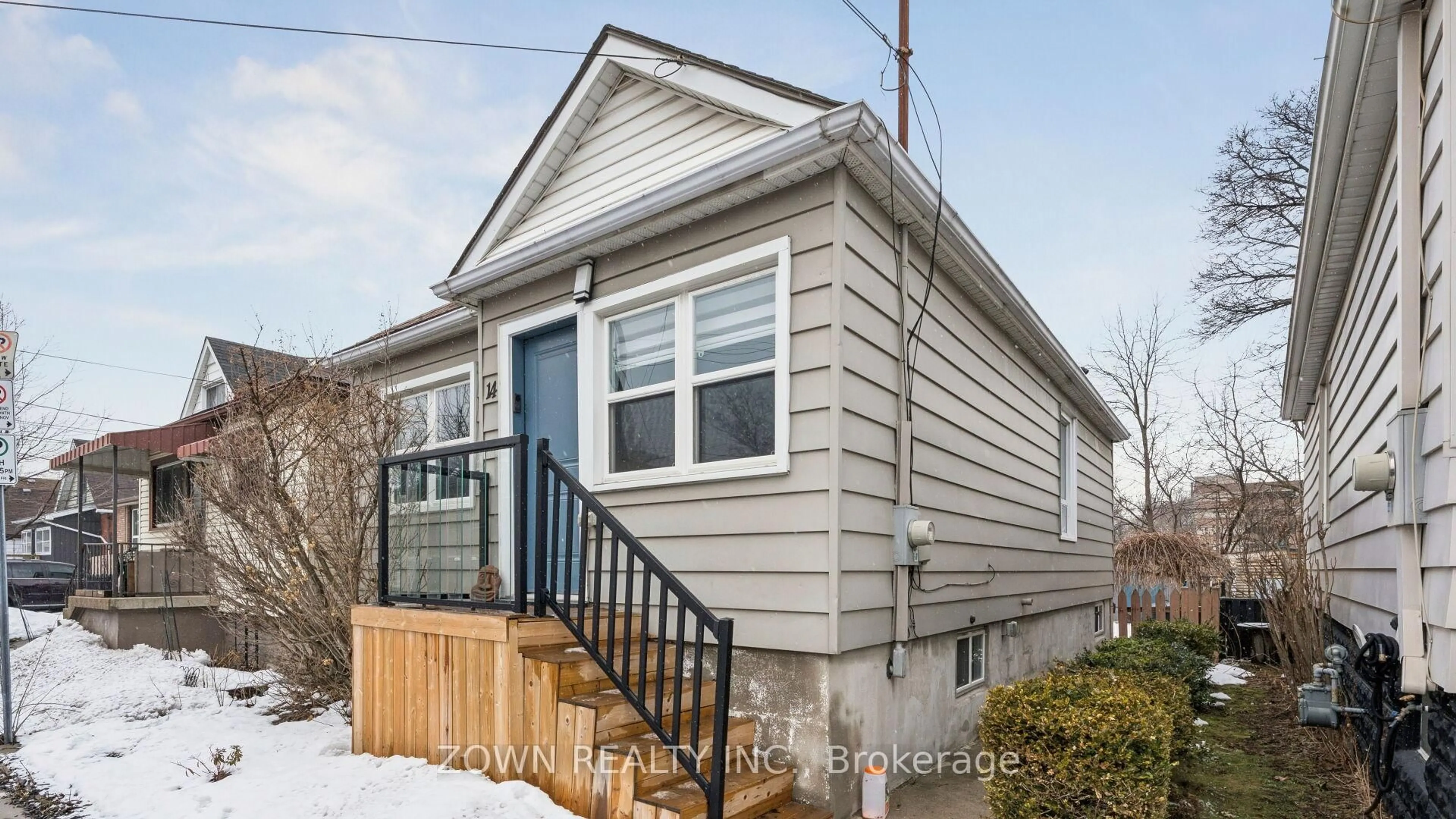 Home with vinyl exterior material, street for 14 EAST 31ST St, Hamilton Ontario L8V 3N7