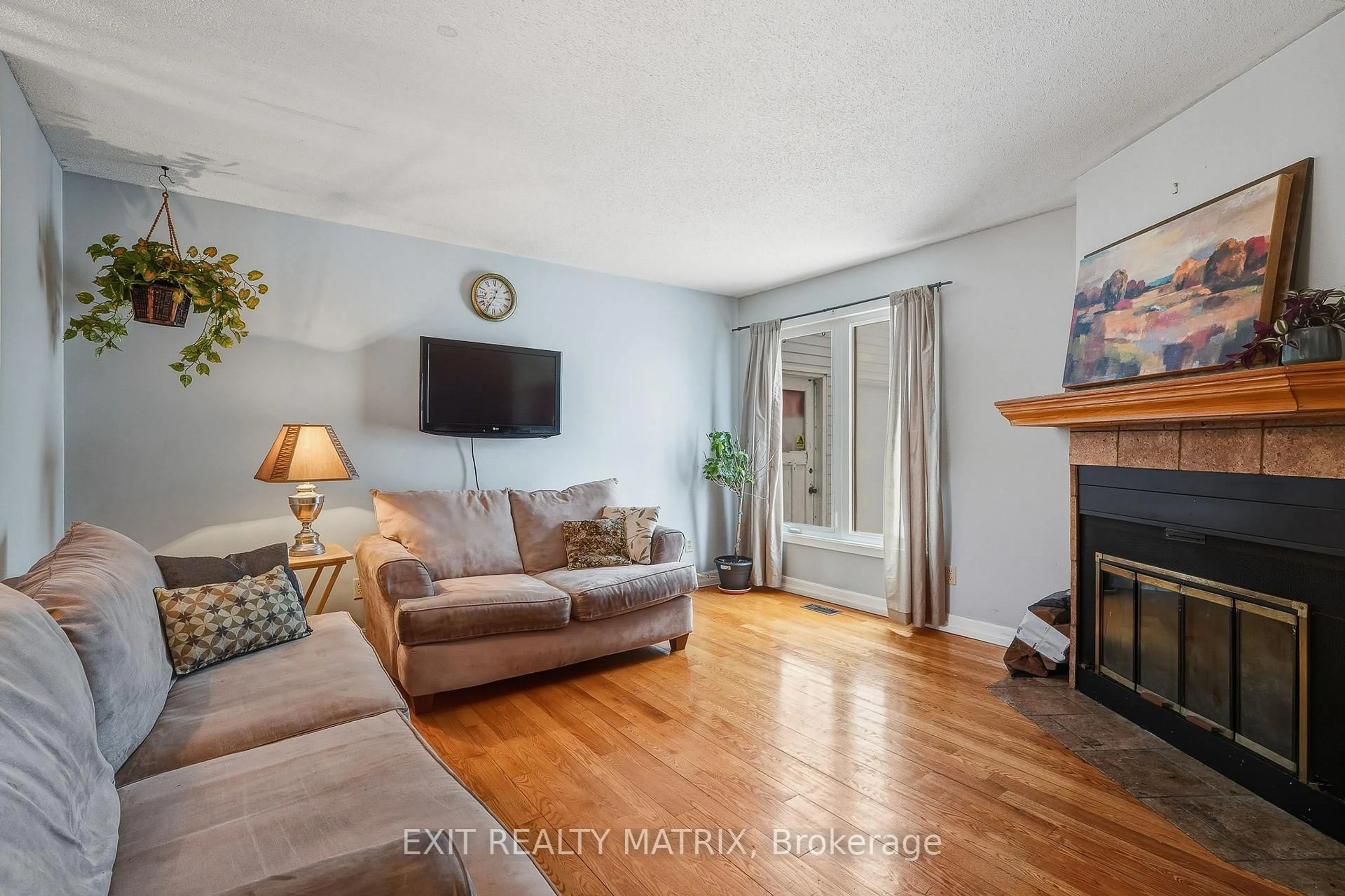 Living room with furniture, unknown for 1123 Burgundy Lane, Orleans Ontario K1C 2M9