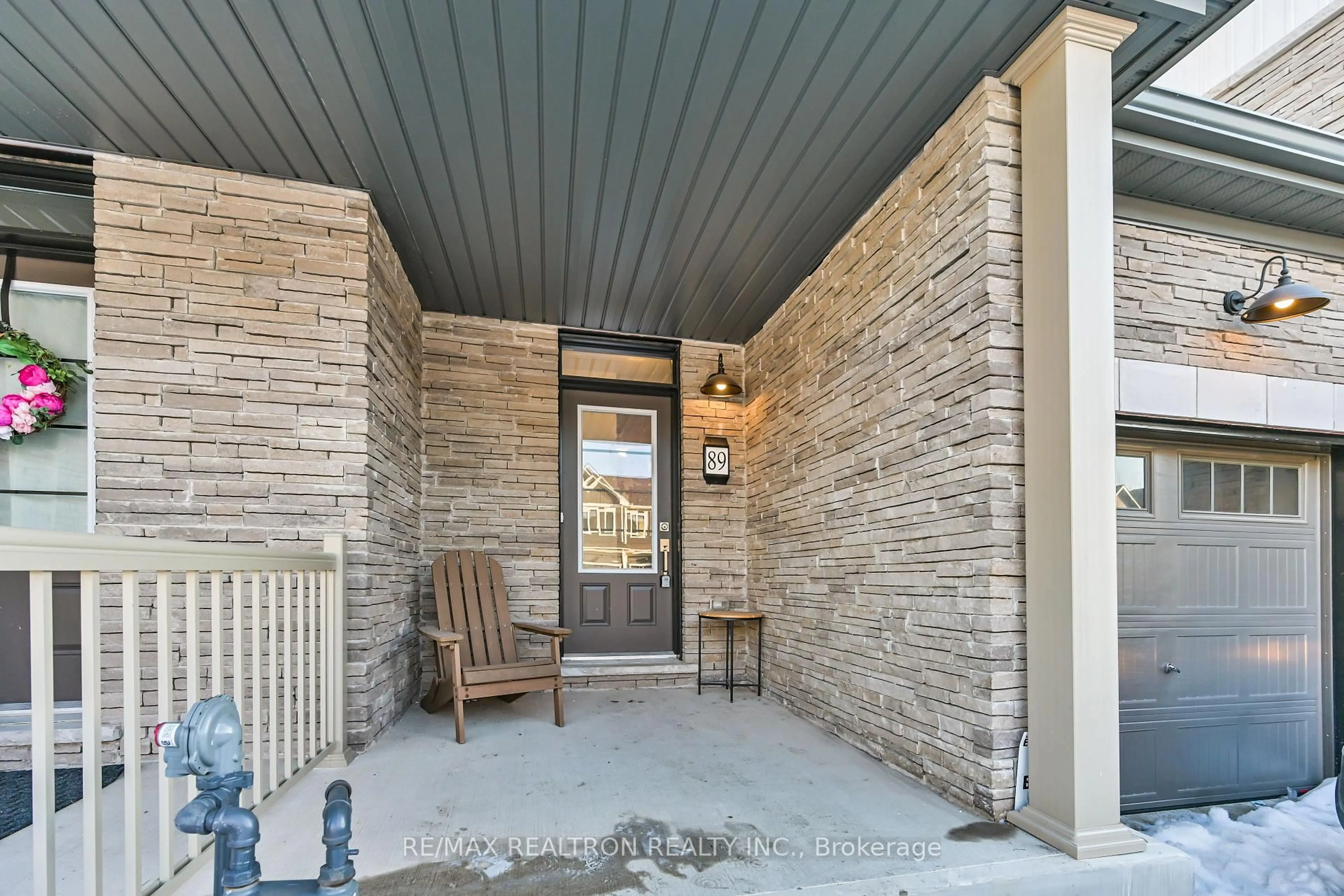 Indoor entryway for 89 Masters St, Welland Ontario L3B 0N4