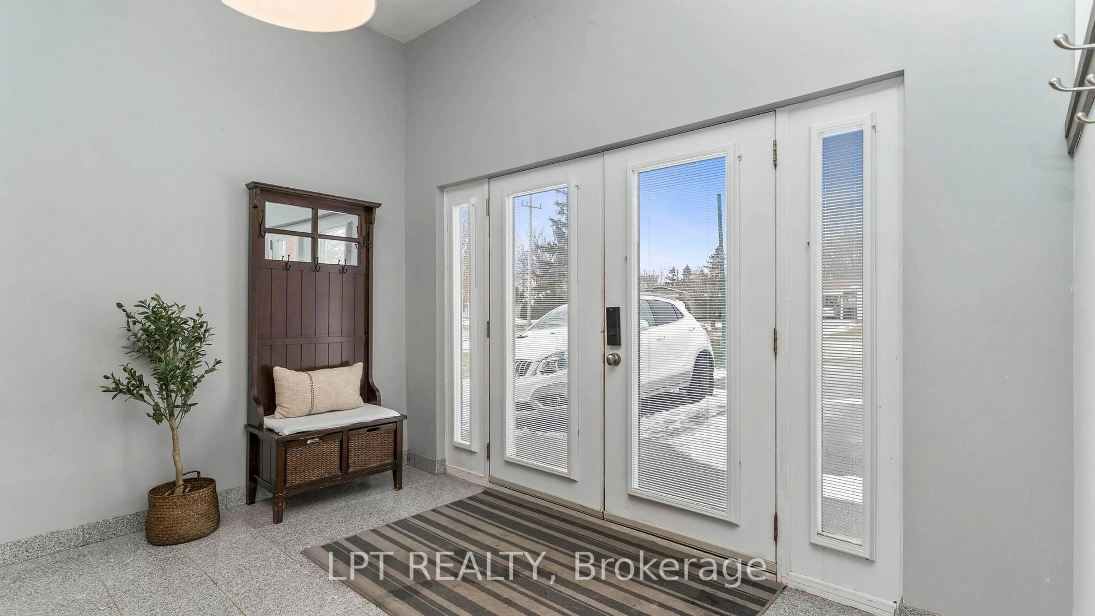 Indoor entryway for 631 Elm St, St. Thomas Ontario N5R 1K9