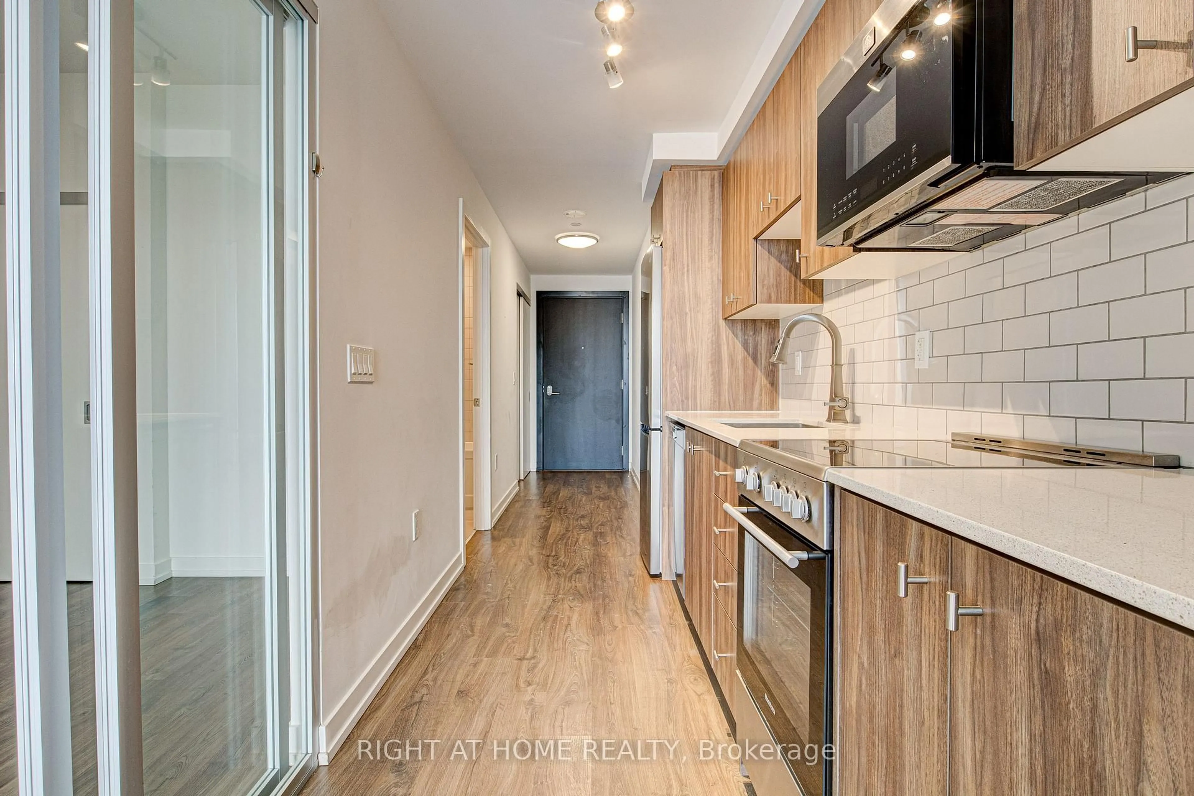 Standard kitchen, wood/laminate floor for 15 Wellington St #2905, Kitchener Ontario N2G 0E4