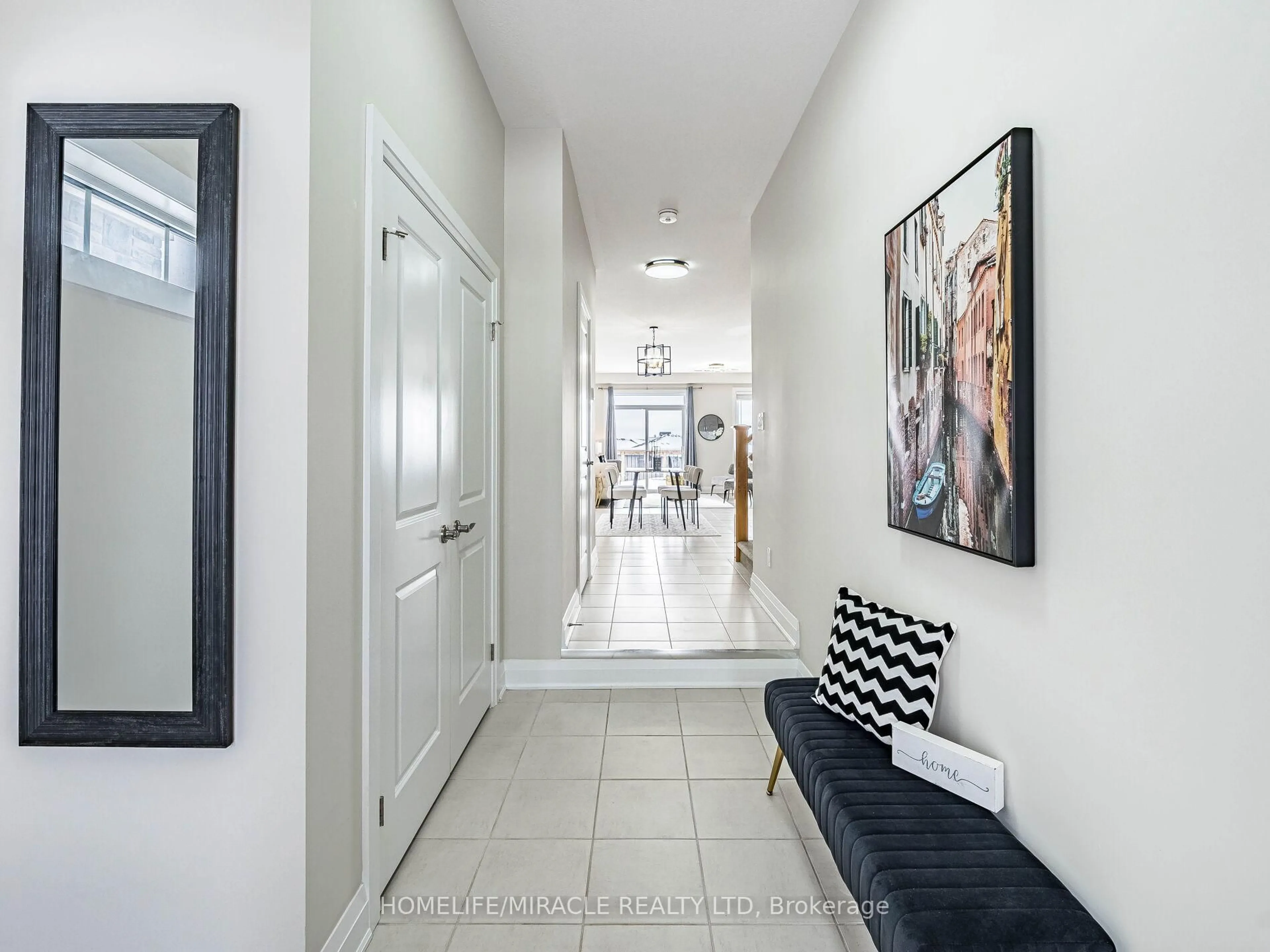 Indoor entryway for 677 Thomas Slee Dr, Kitchener Ontario N2P 0J1
