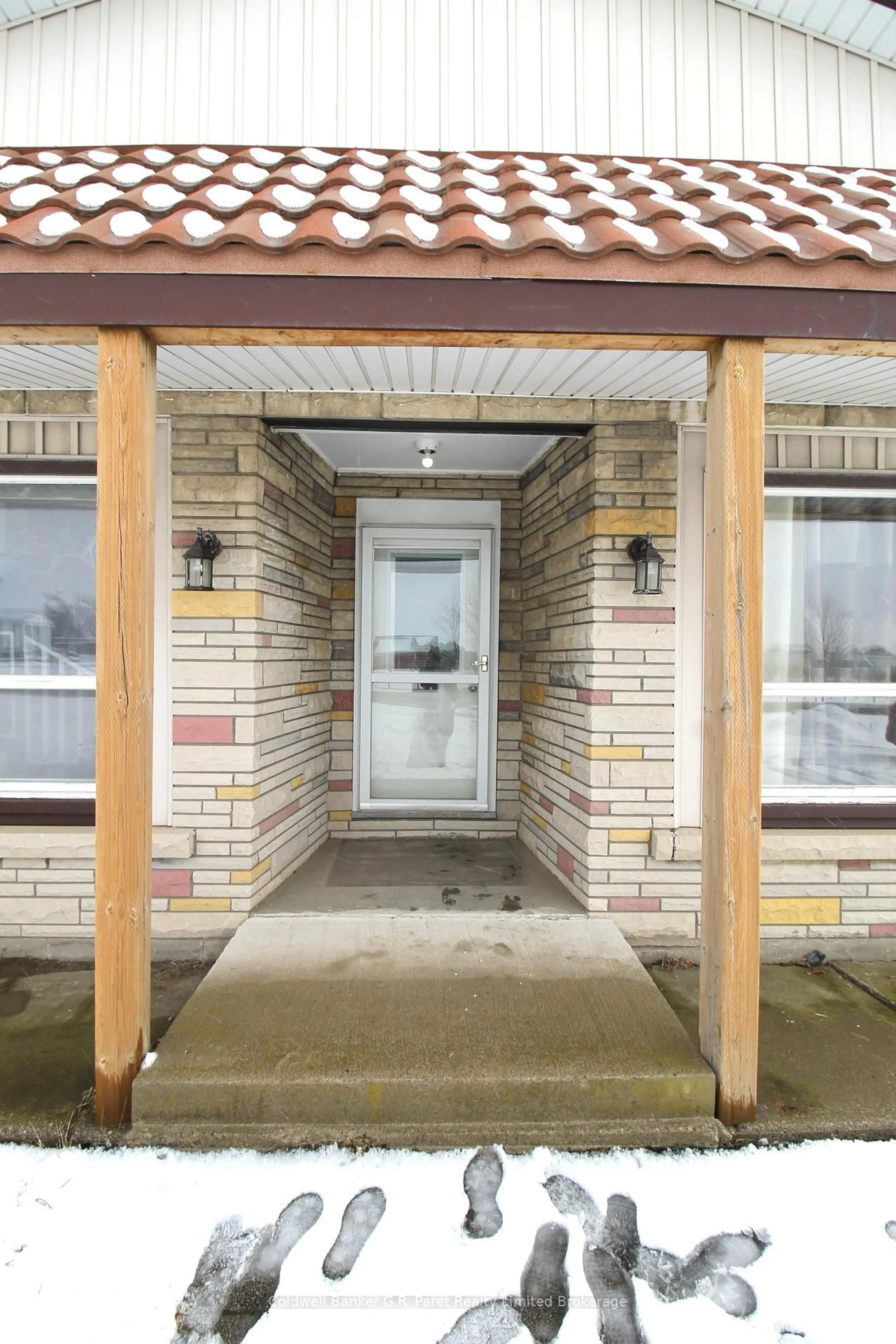 Indoor entryway for 777 James St, Norfolk Ontario N4B 2C9