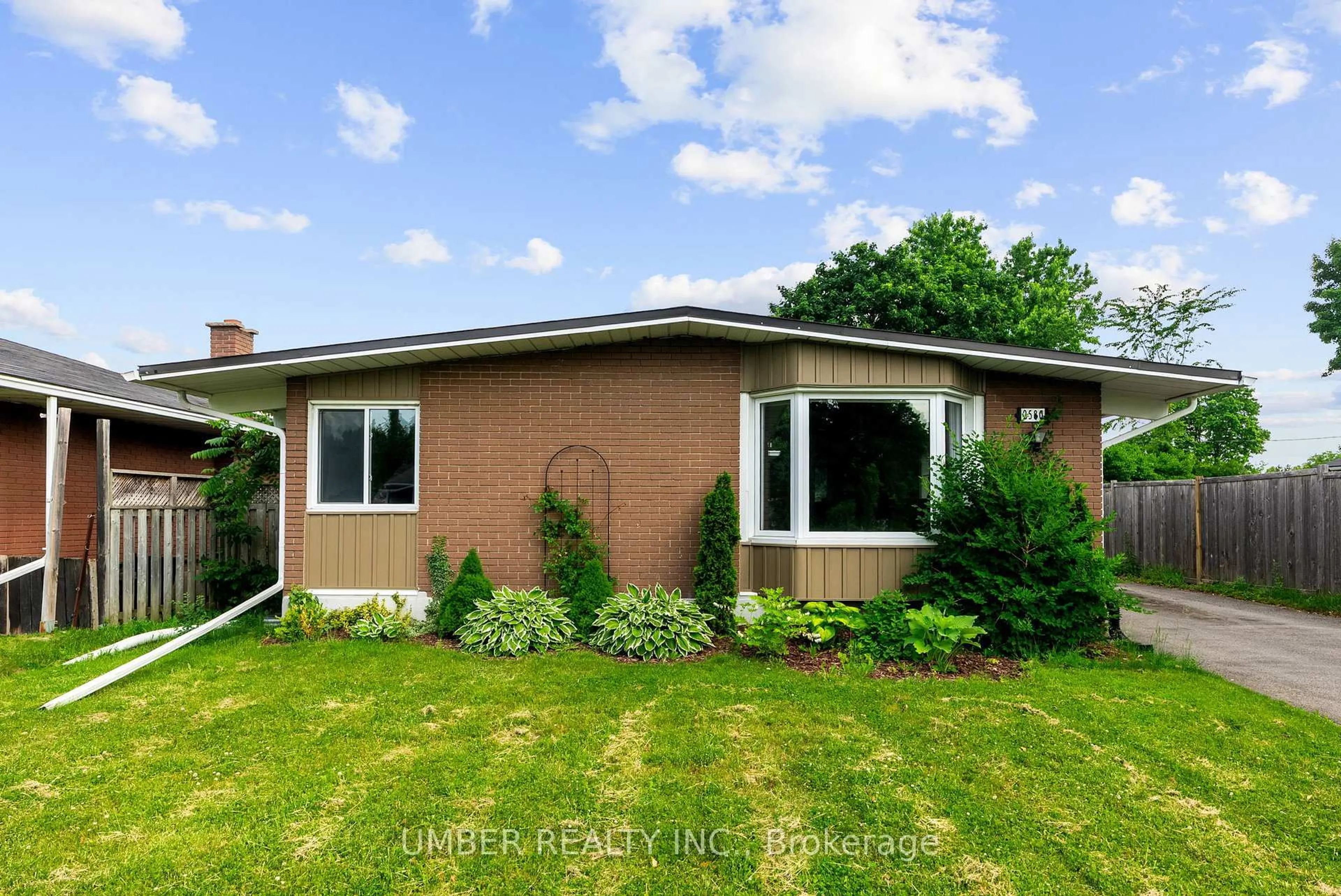 Home with vinyl exterior material, unknown for 2580 Roman Ave, Ottawa Ontario K2B 7X9