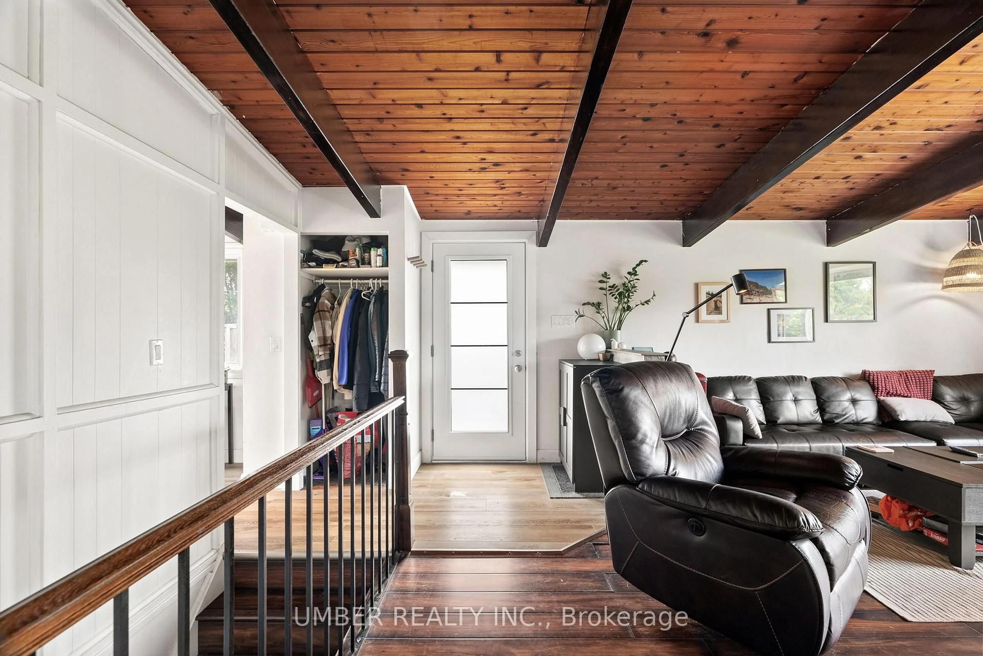 Indoor entryway for 2580 Roman Ave, Ottawa Ontario K2B 7X9