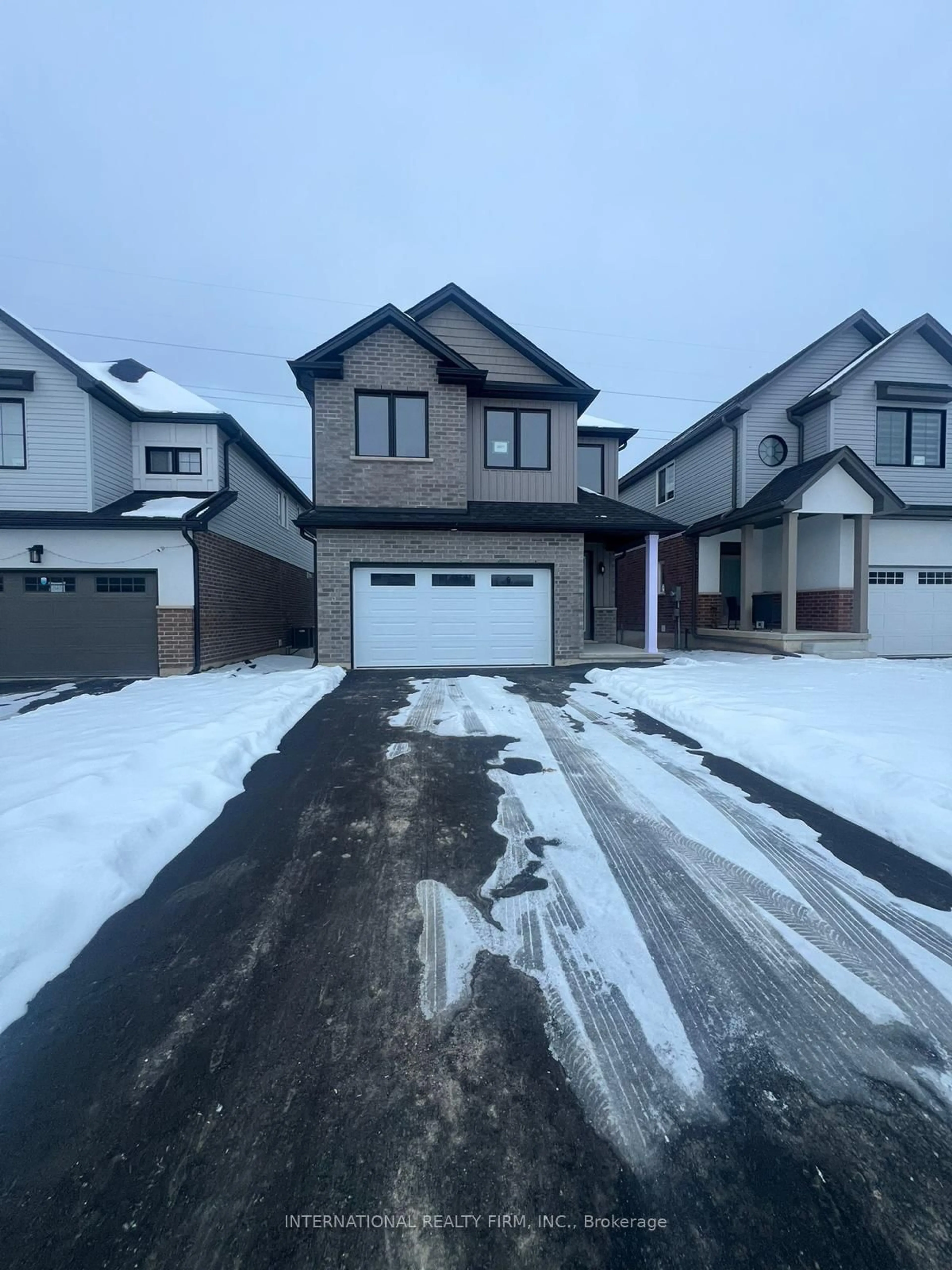 A pic from outside/outdoor area/front of a property/back of a property/a pic from drone, street for 2671 Bobolink Lane, London South Ontario N6M 0J9