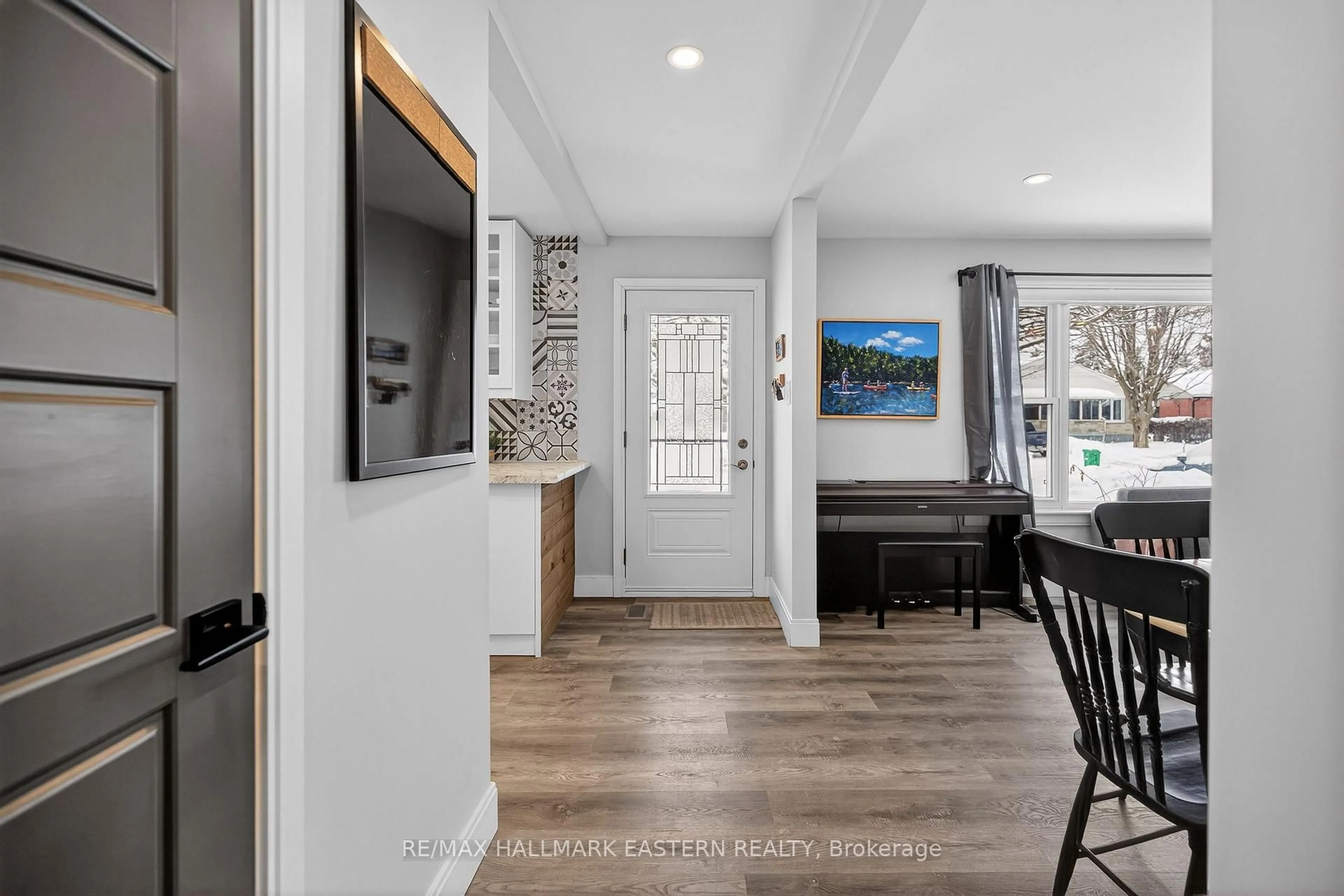 Indoor entryway for 98 Arthur Ave, Peterborough Ontario K9J 5X8