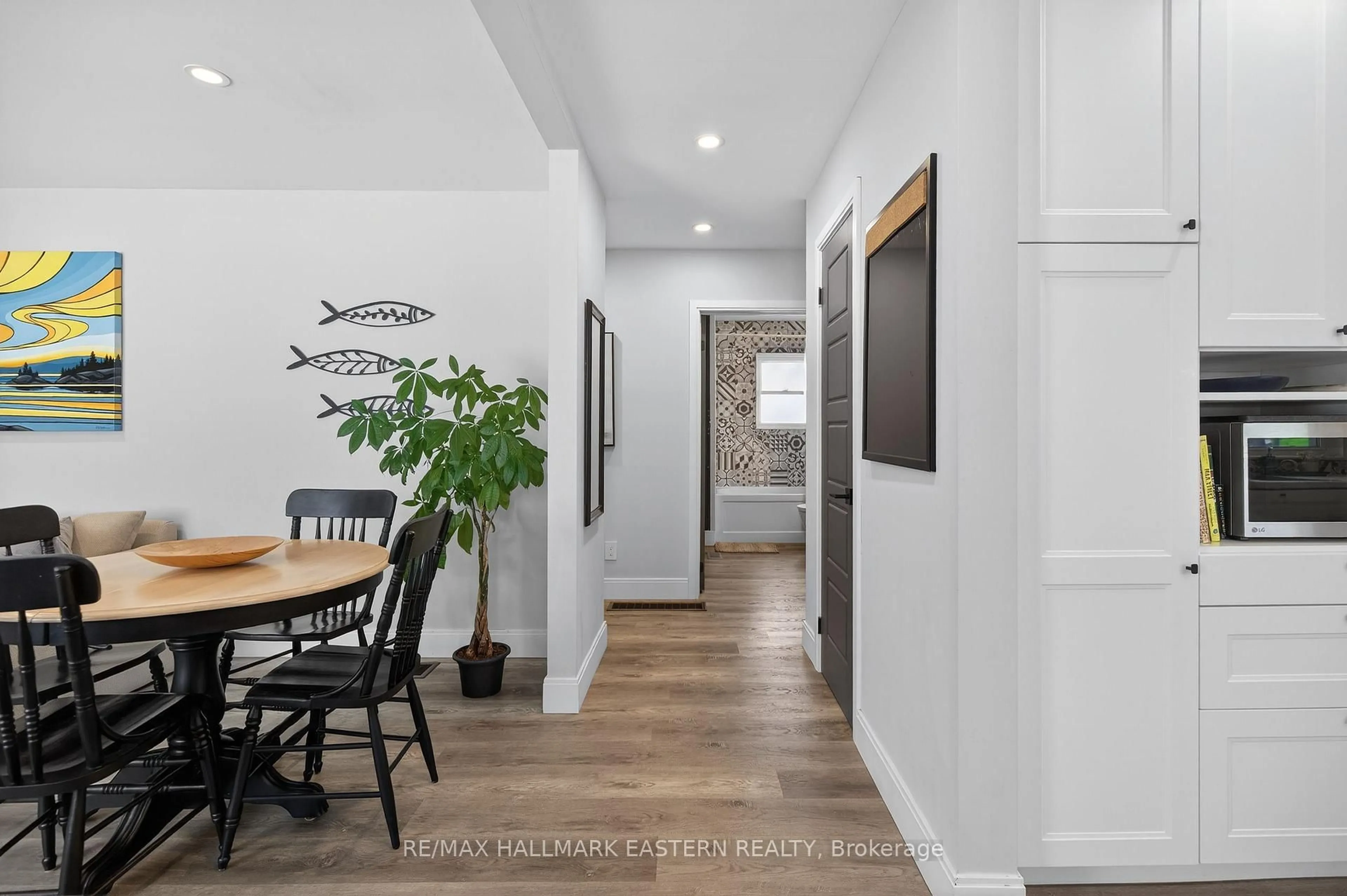 Indoor entryway for 98 Arthur Ave, Peterborough Ontario K9J 5X8