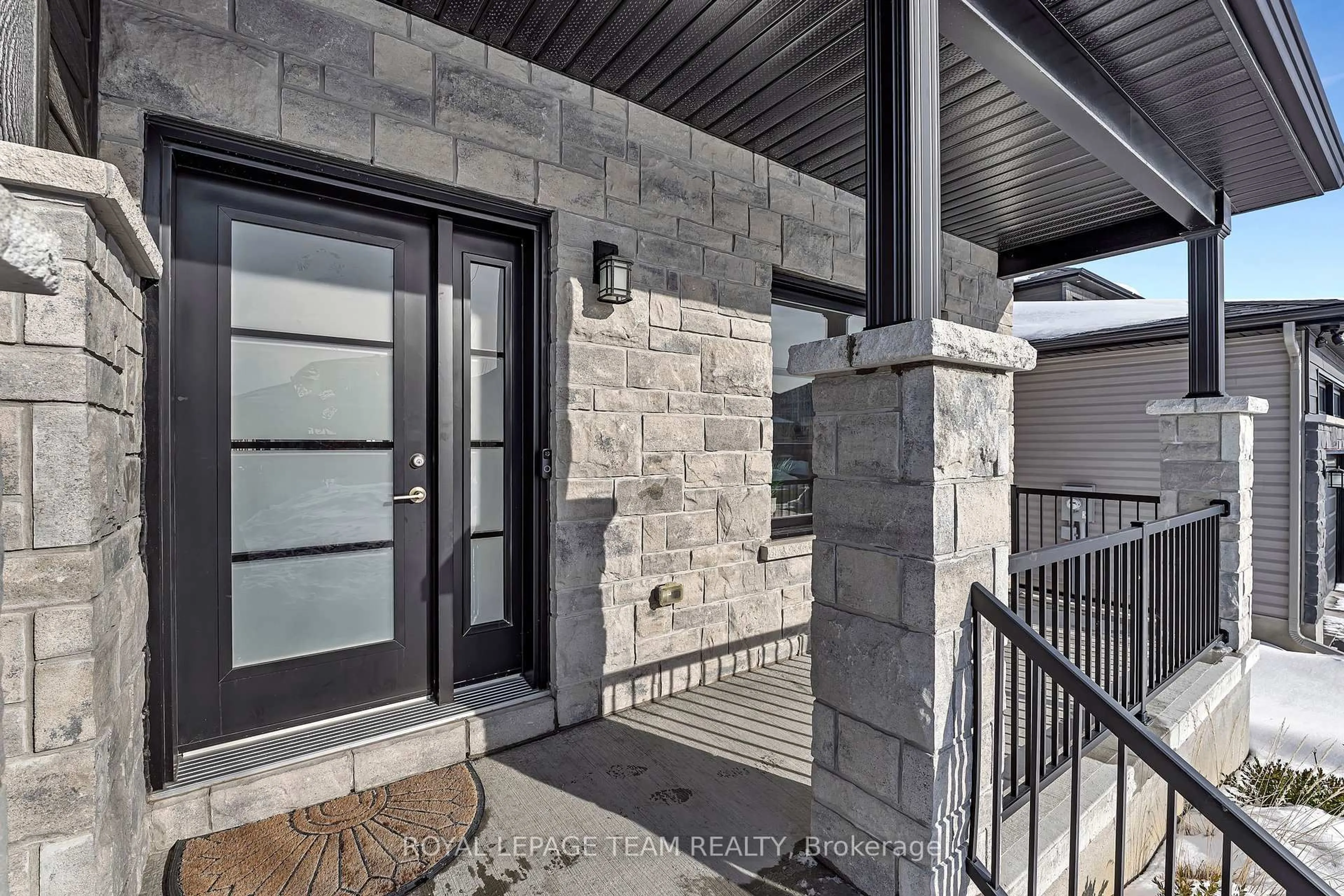 Indoor entryway for 340 Moonlight Dr, Russell Ontario K4R 0L1