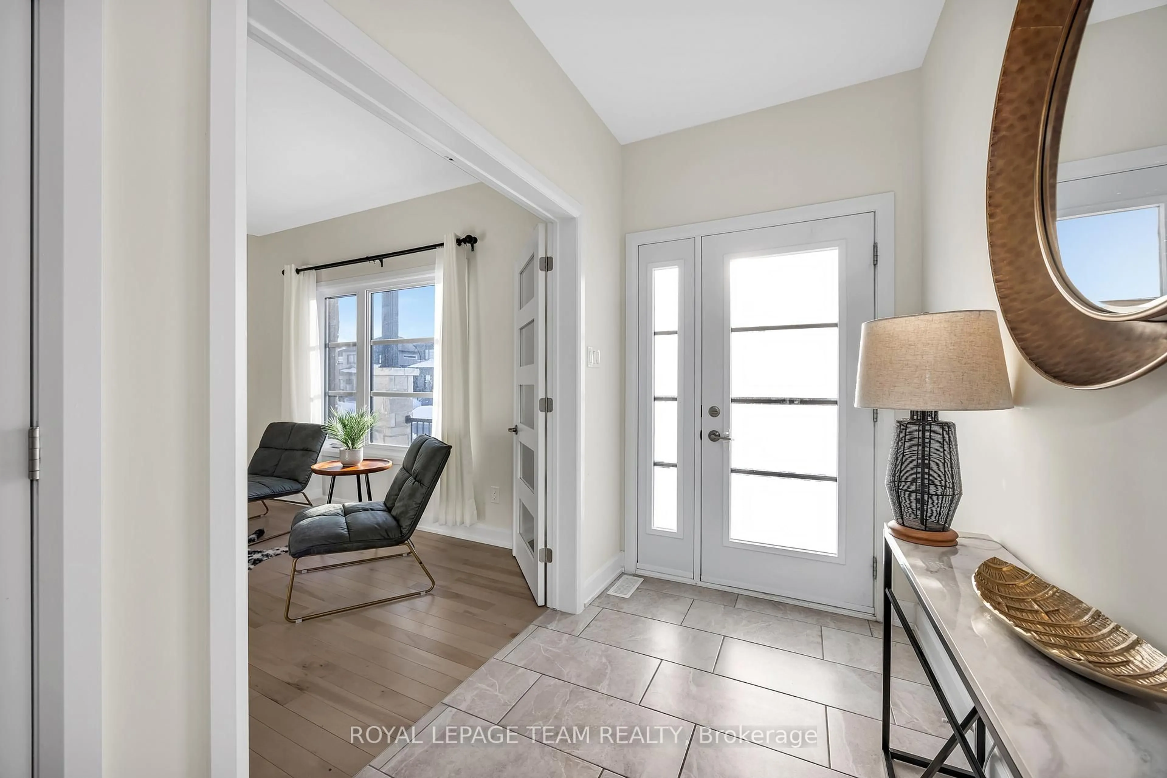 Indoor entryway for 340 Moonlight Dr, Russell Ontario K4R 0L1