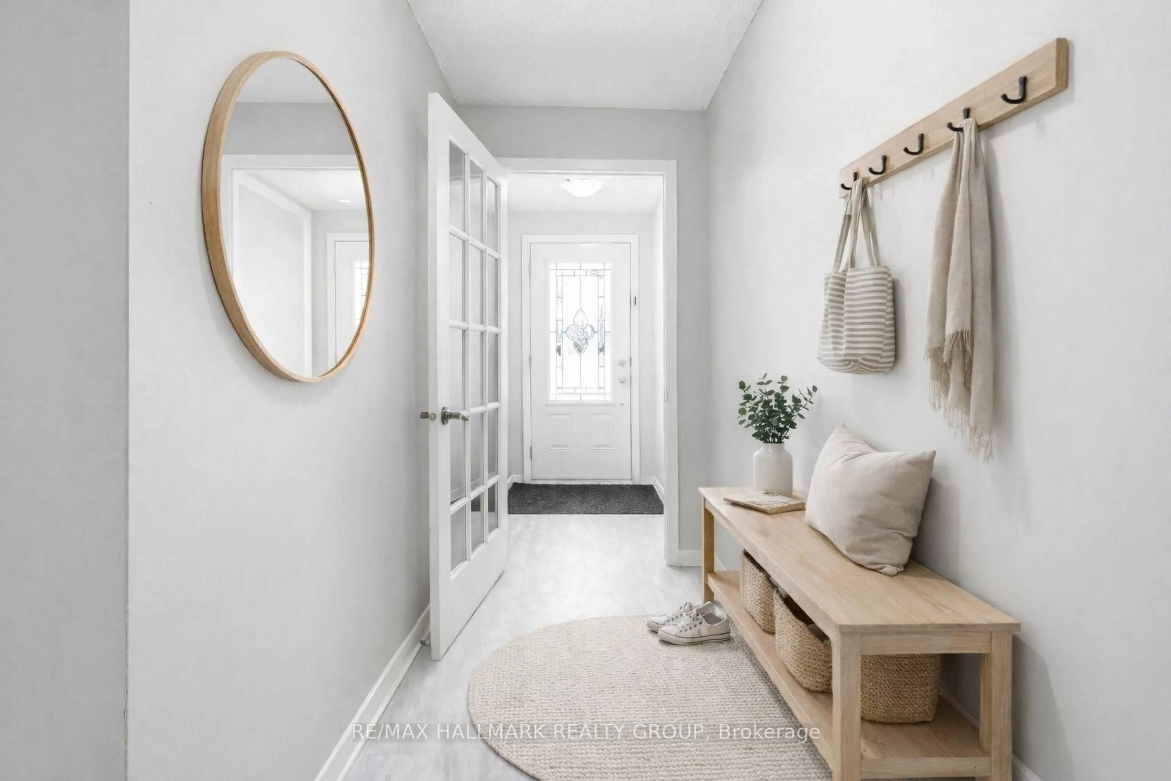 Indoor entryway for 2036 KINGS GROVE Cres, Ottawa Ontario K1J 6G1