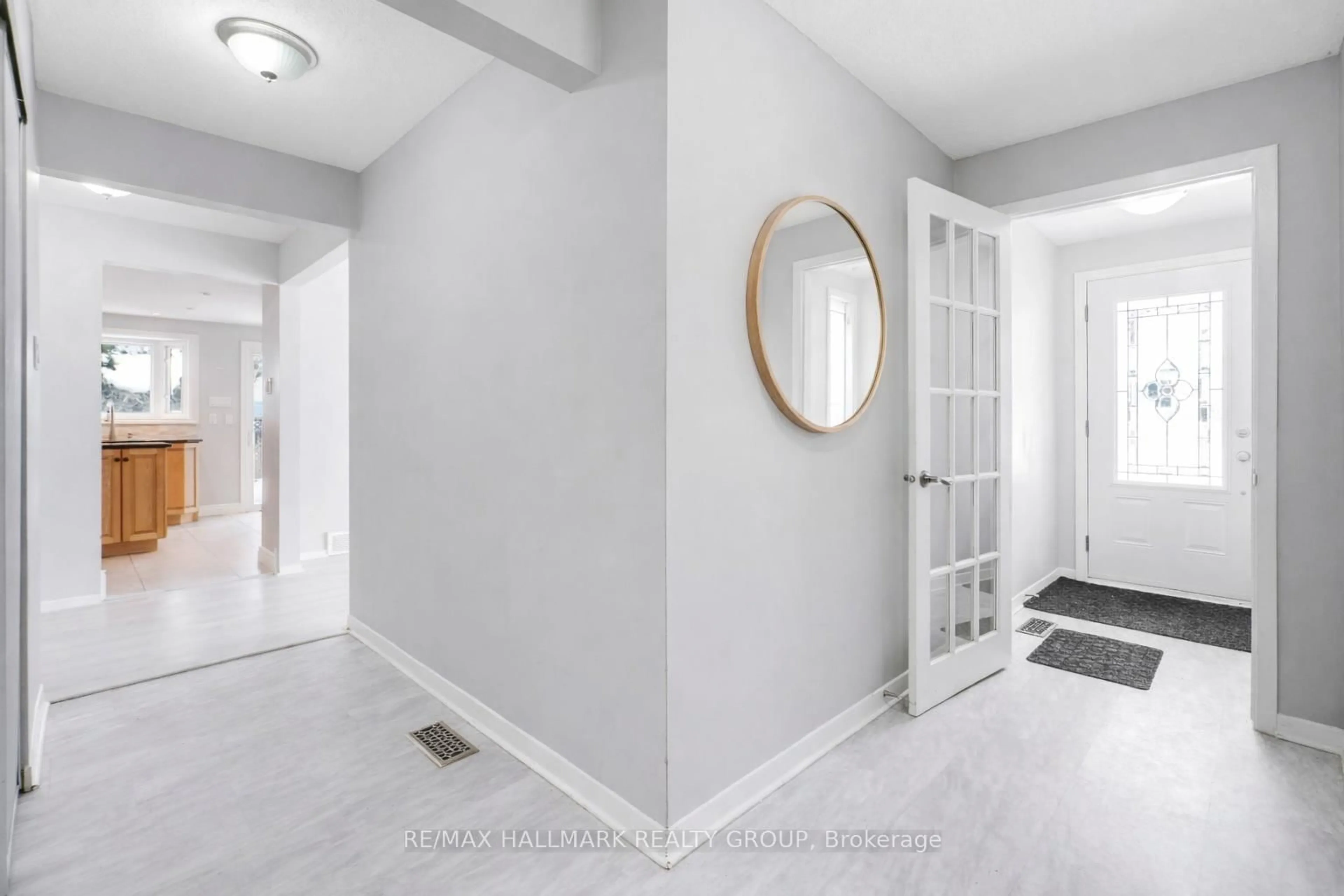 Indoor entryway for 2036 KINGS GROVE Cres, Ottawa Ontario K1J 6G1
