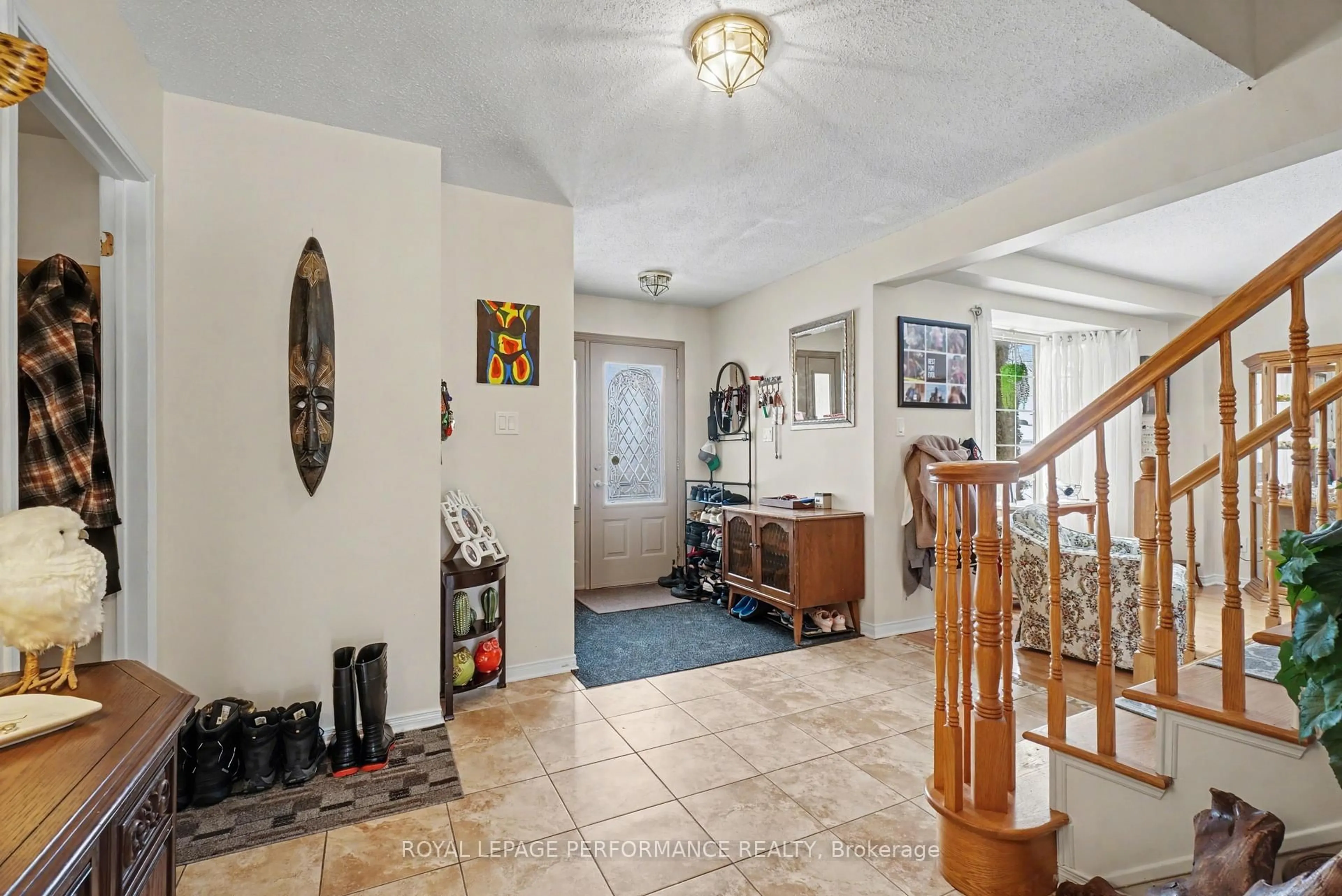 Indoor foyer for 734 Merkley Dr, Ottawa Ontario K4A 2T8