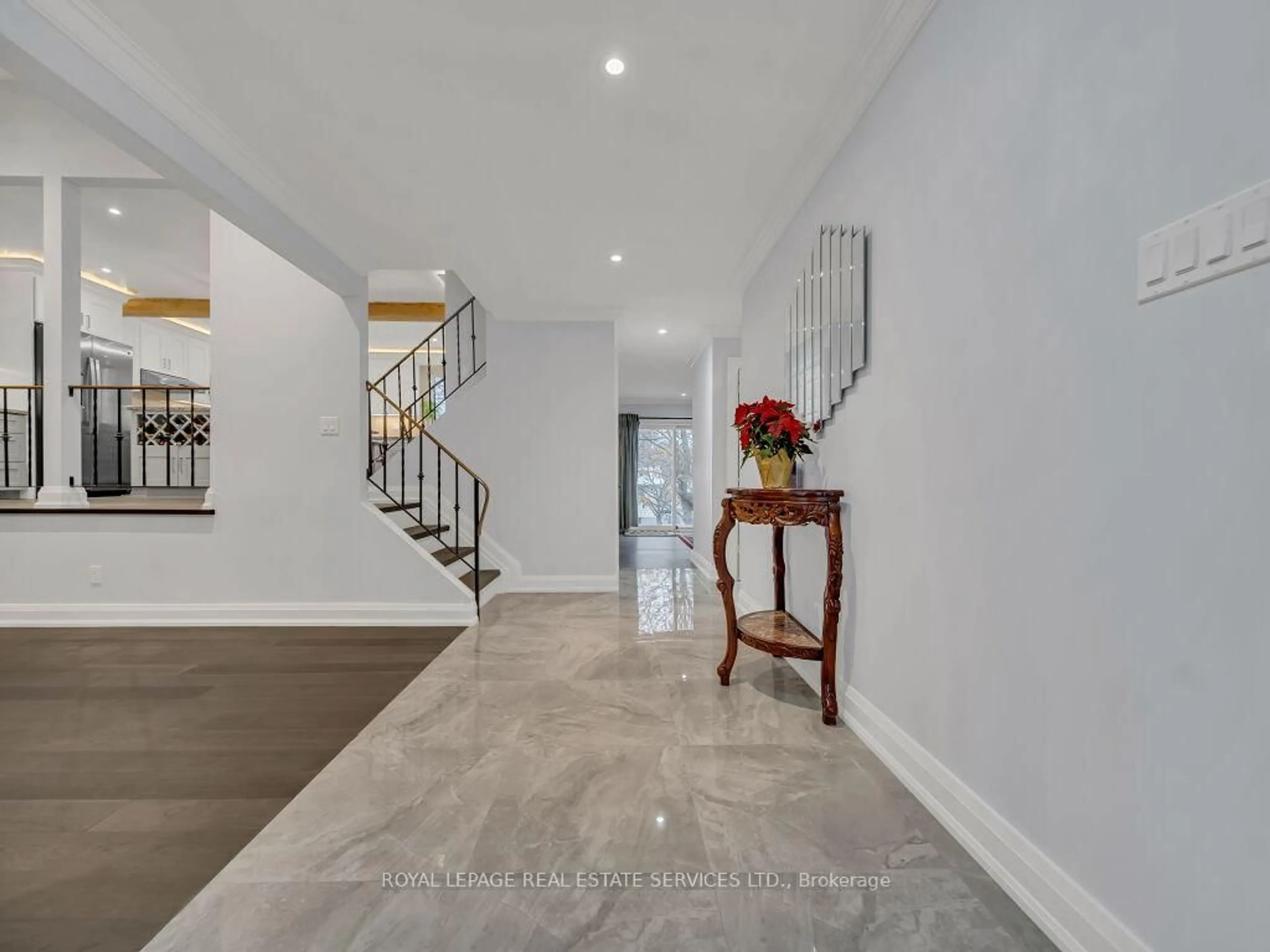 Indoor entryway for 305 IRONWOOD Rd, Guelph Ontario N1G 3G2