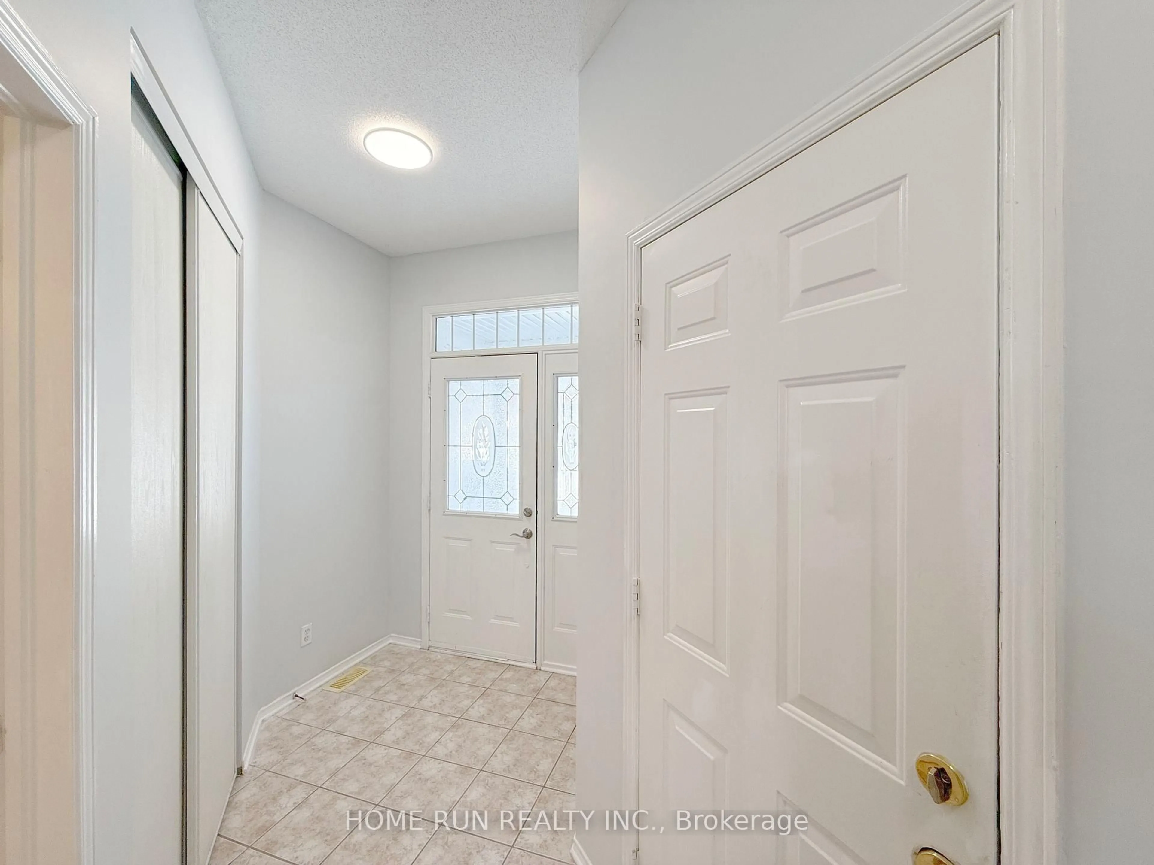 Indoor entryway for 95 Hemlo Cres, Ottawa Ontario K2T 1E1
