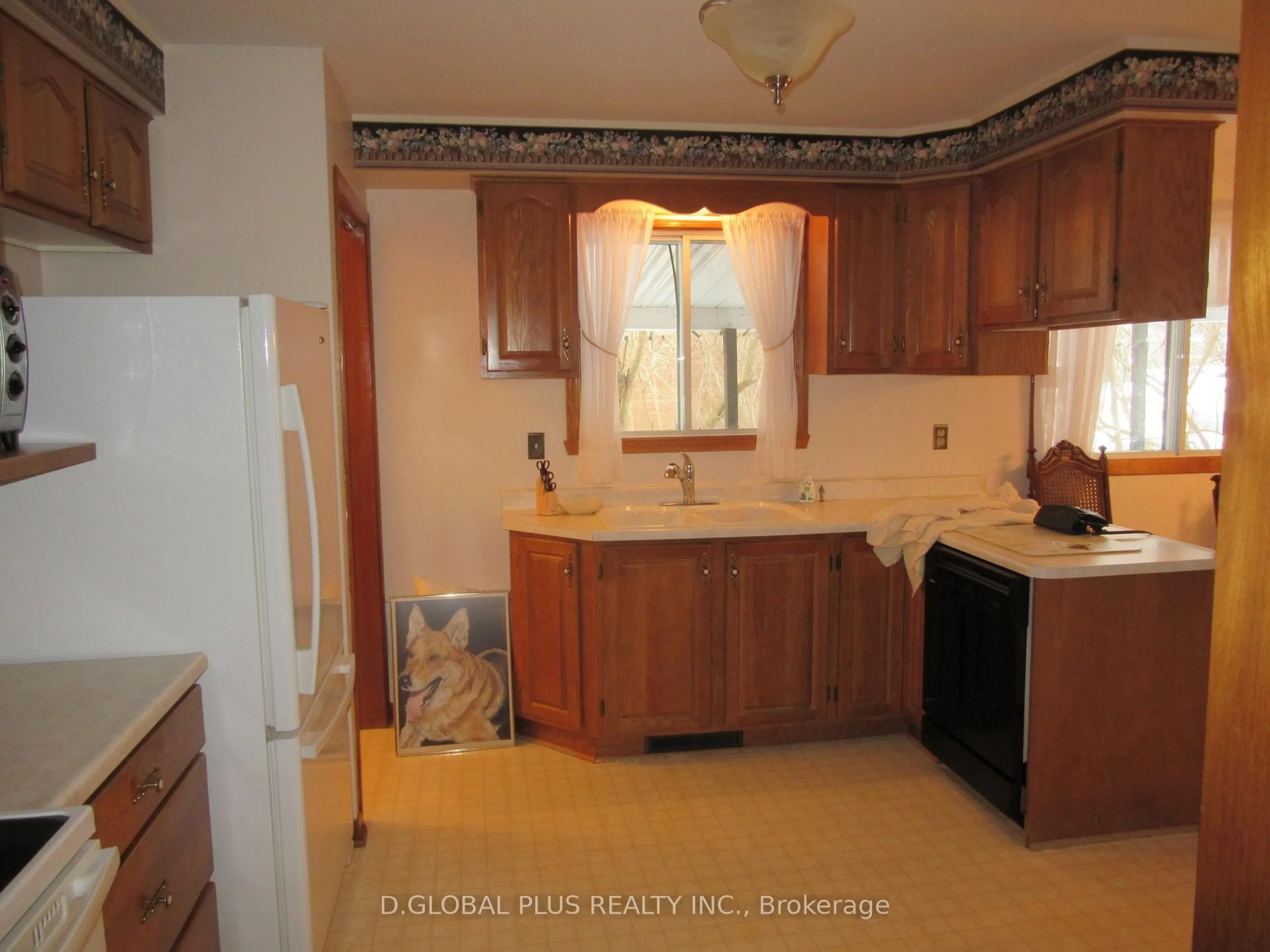 Standard kitchen, ceramic/tile floor for 438 Beach Ave, Cornwall Ontario K6H 5P1
