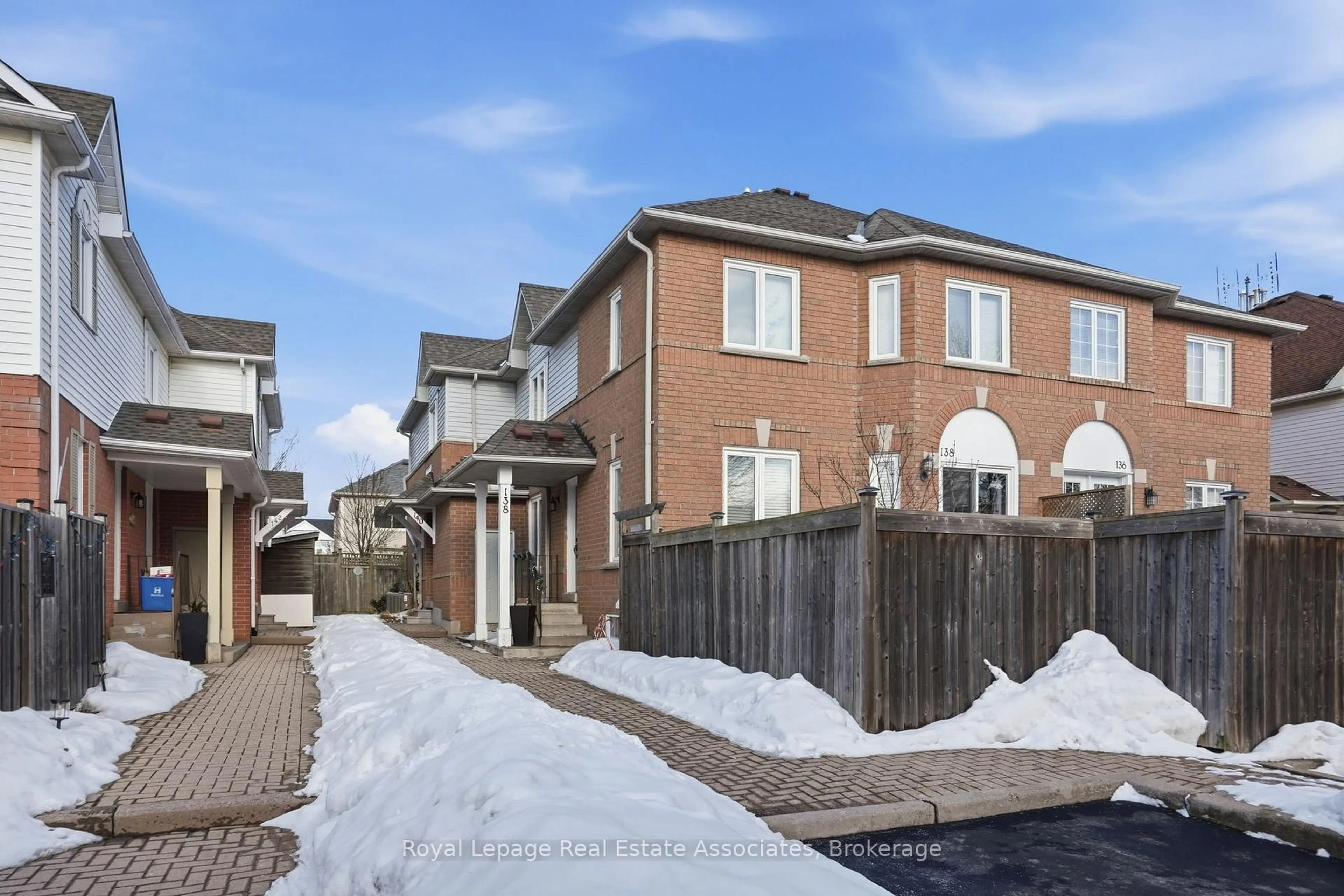 A pic from outside/outdoor area/front of a property/back of a property/a pic from drone, street for 140 Fellowes Cres, Hamilton Ontario L0R 2H3