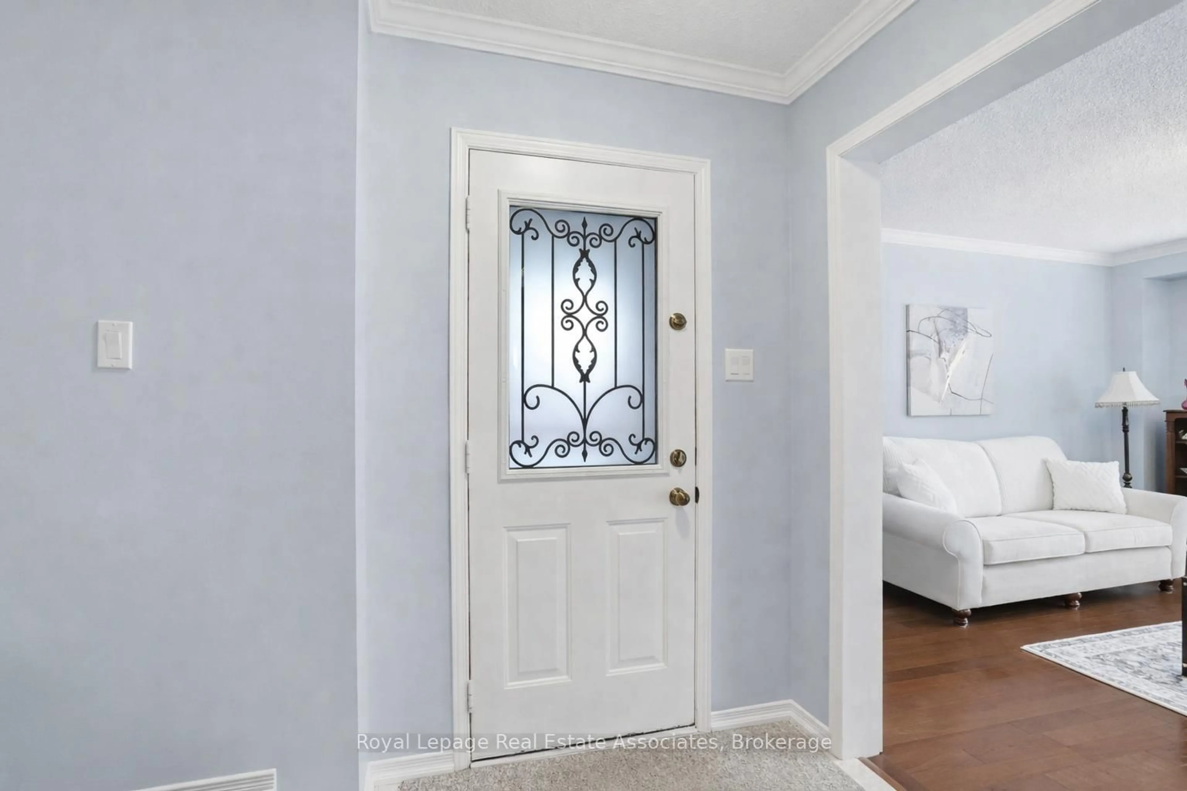 Indoor entryway for 140 Fellowes Cres, Hamilton Ontario L0R 2H3