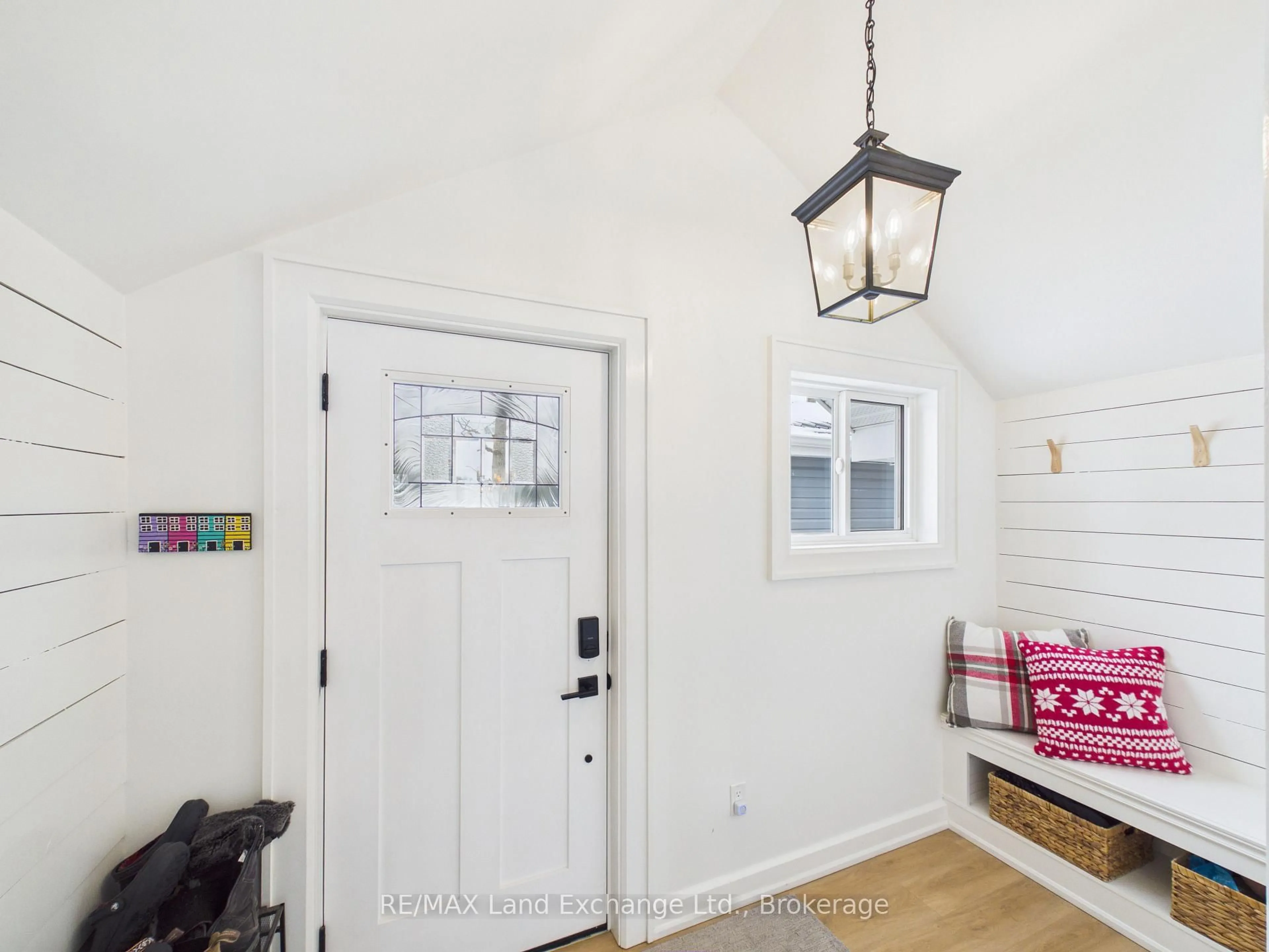 Indoor entryway for 9 Macgregor Beach Rd, Kincardine Ontario N2Z 1J6