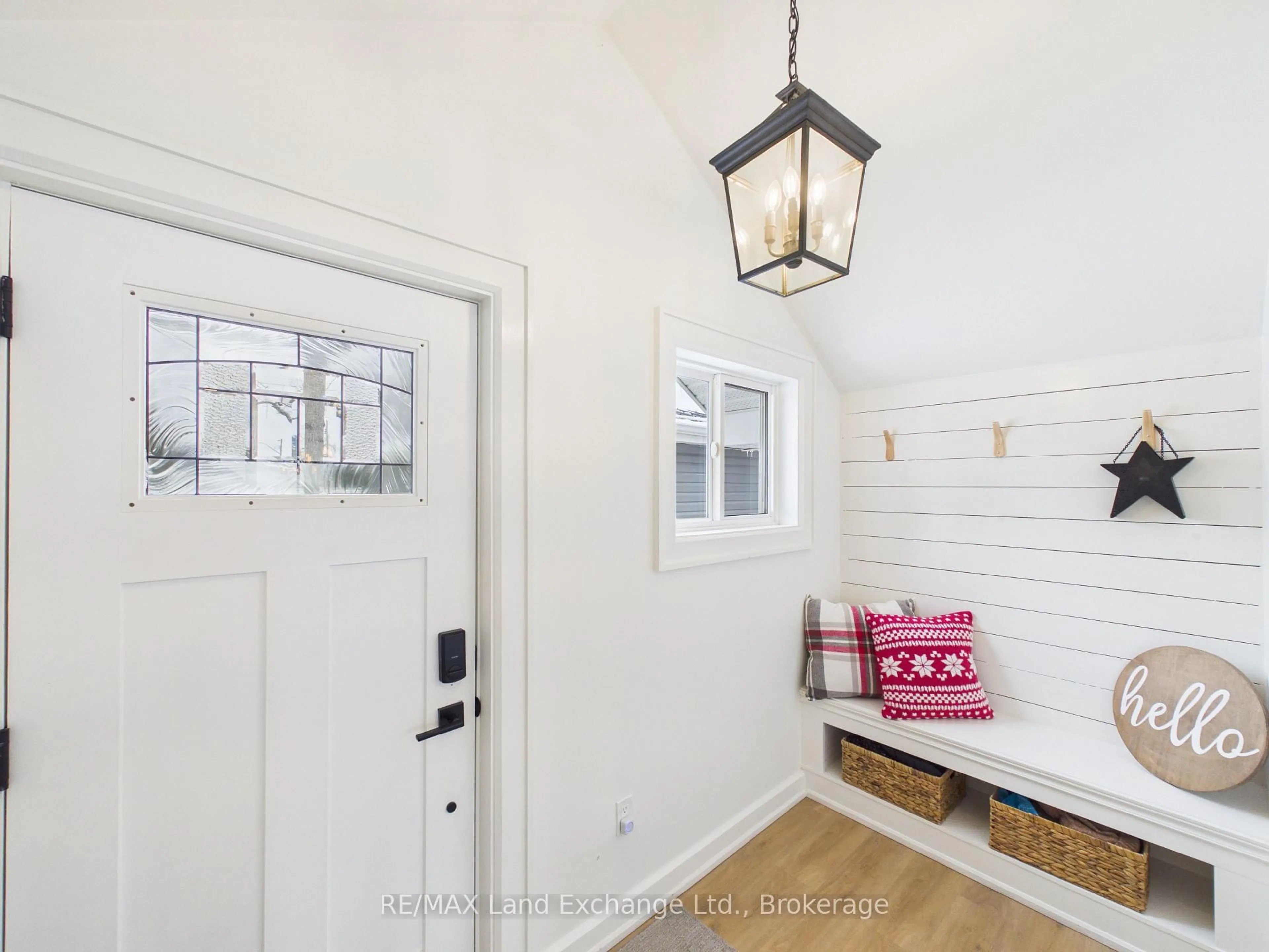 Indoor entryway for 9 Macgregor Beach Rd, Kincardine Ontario N2Z 1J6