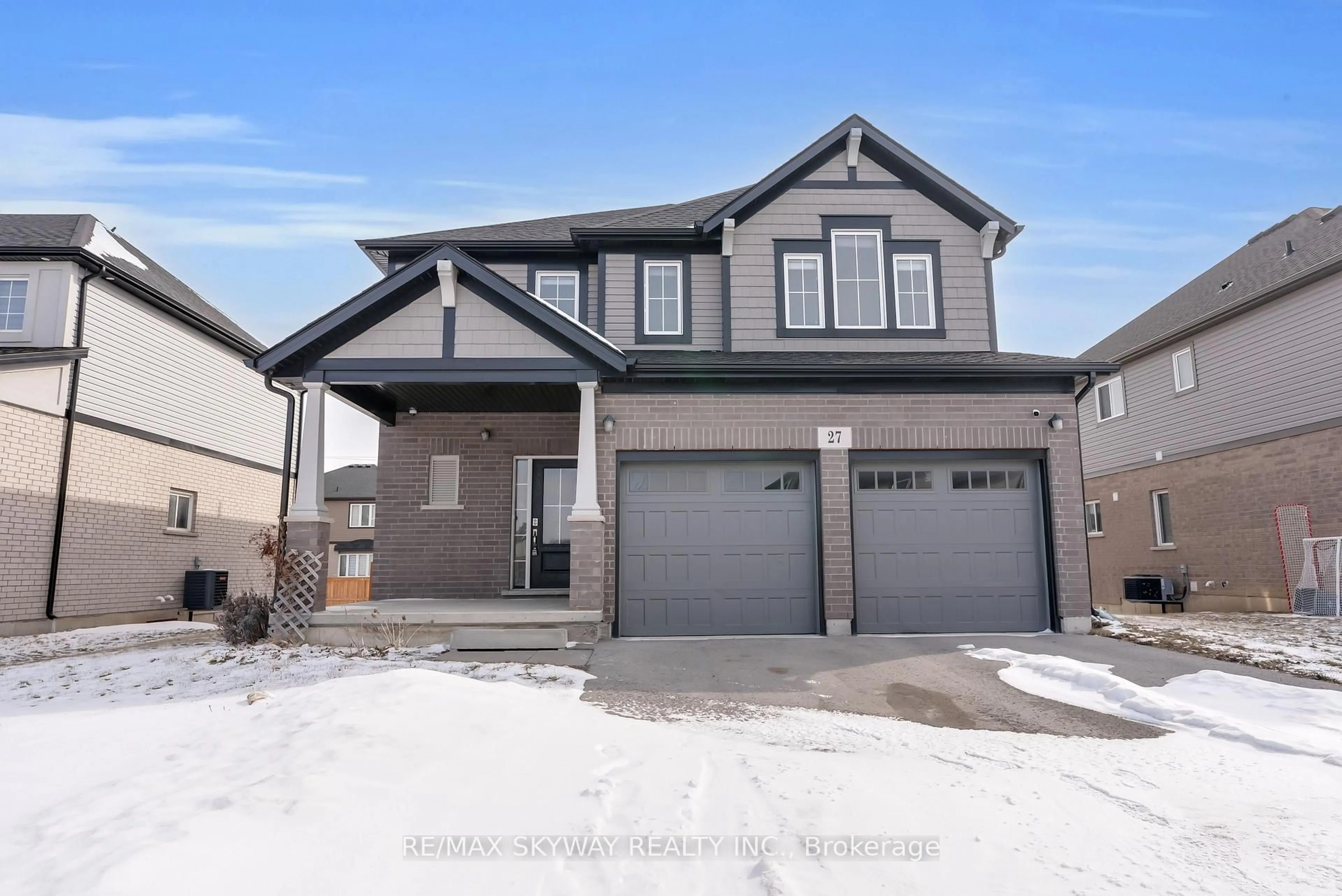 Home with vinyl exterior material, street for 27 Monarch St, Welland Ontario L3C 0E6