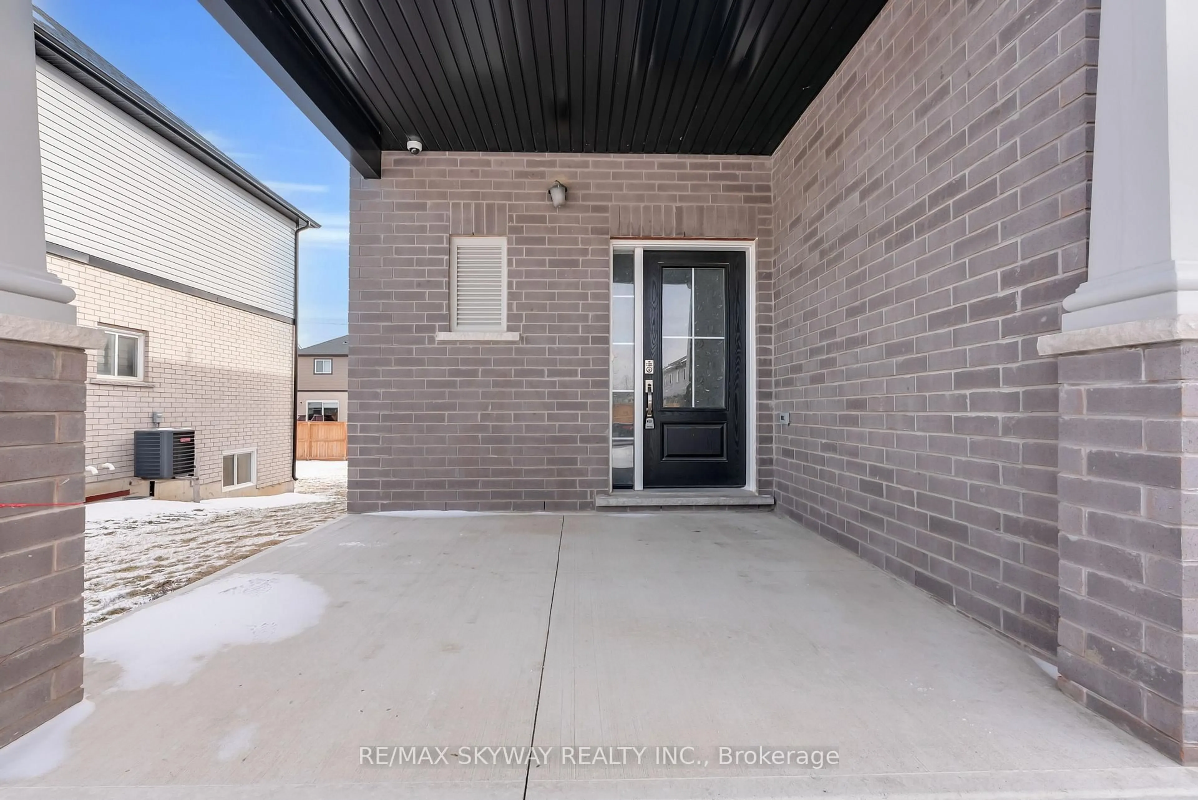 Patio, street for 27 Monarch St, Welland Ontario L3C 0E6