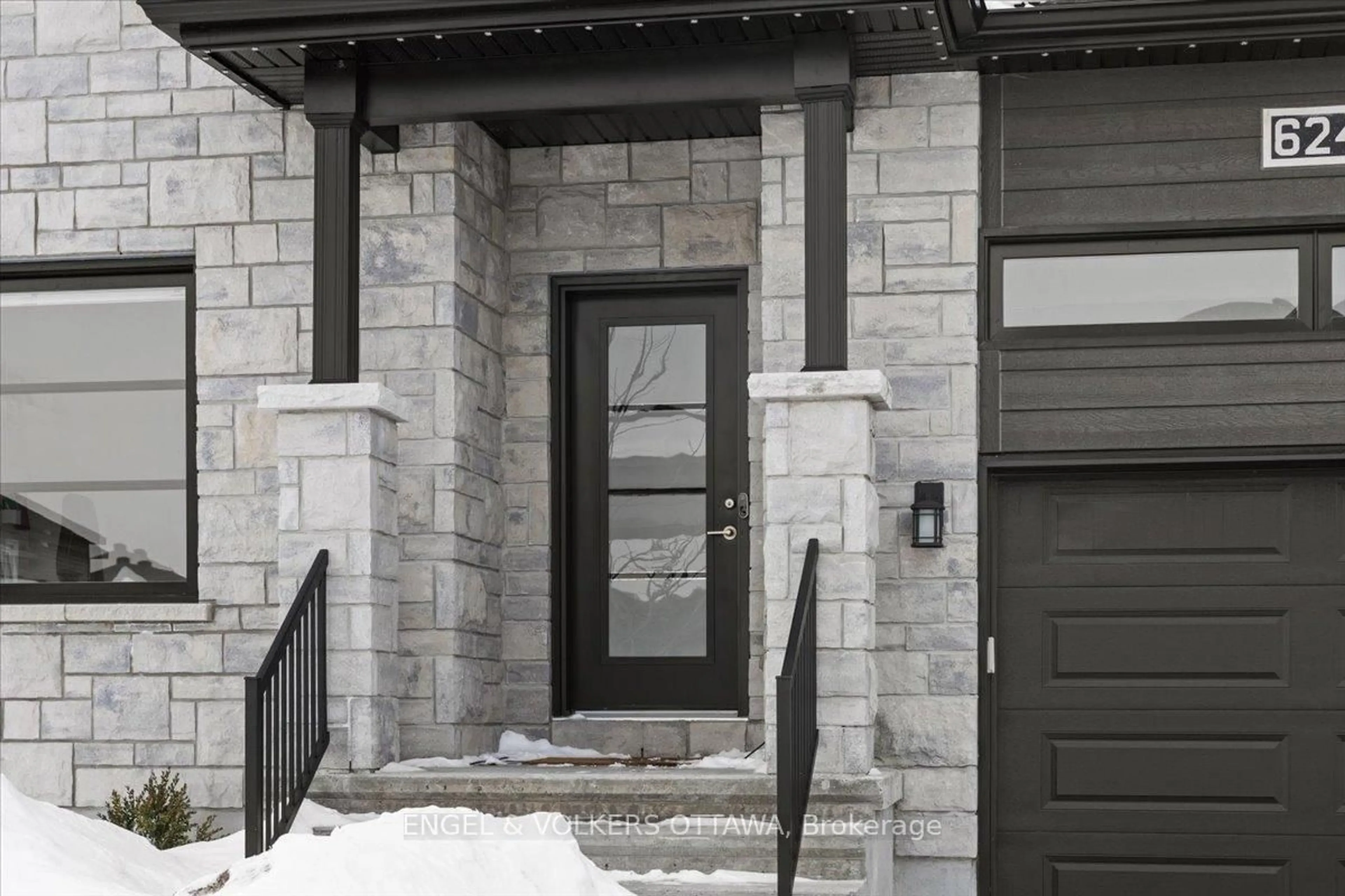 Indoor entryway for 624 Geneva Cres, Russell Ontario K0A 1W0