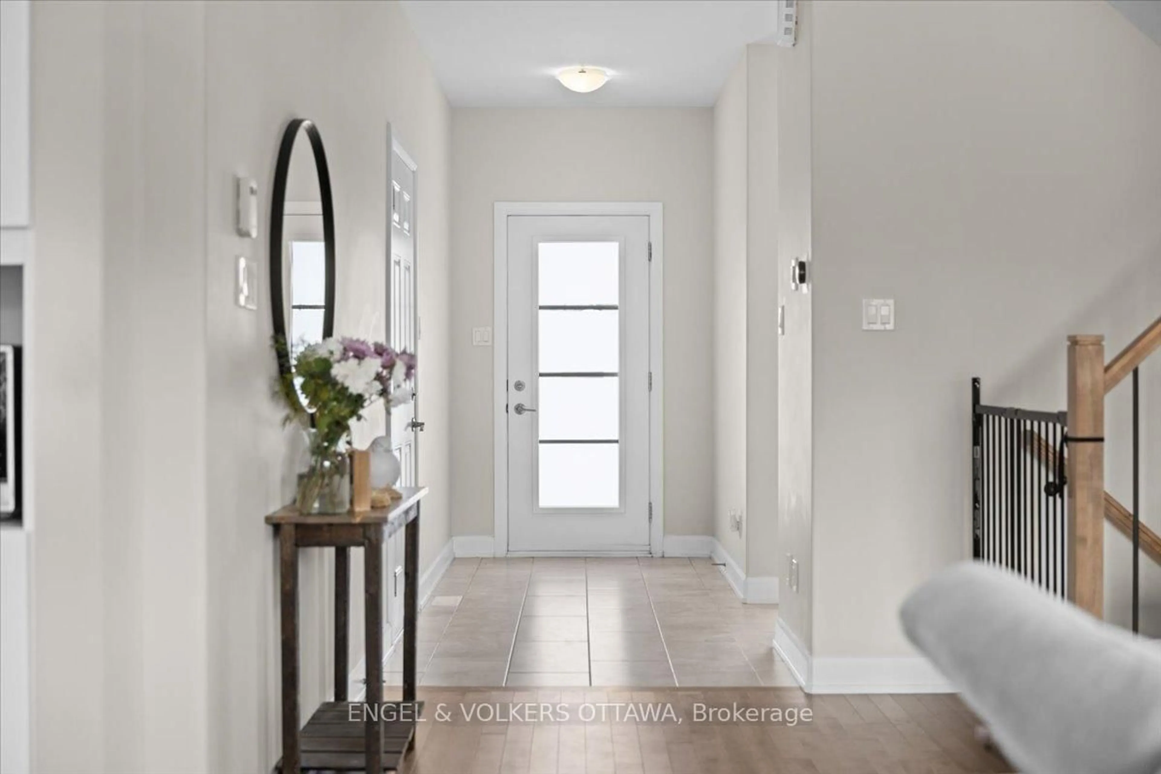 Indoor entryway for 624 Geneva Cres, Russell Ontario K0A 1W0