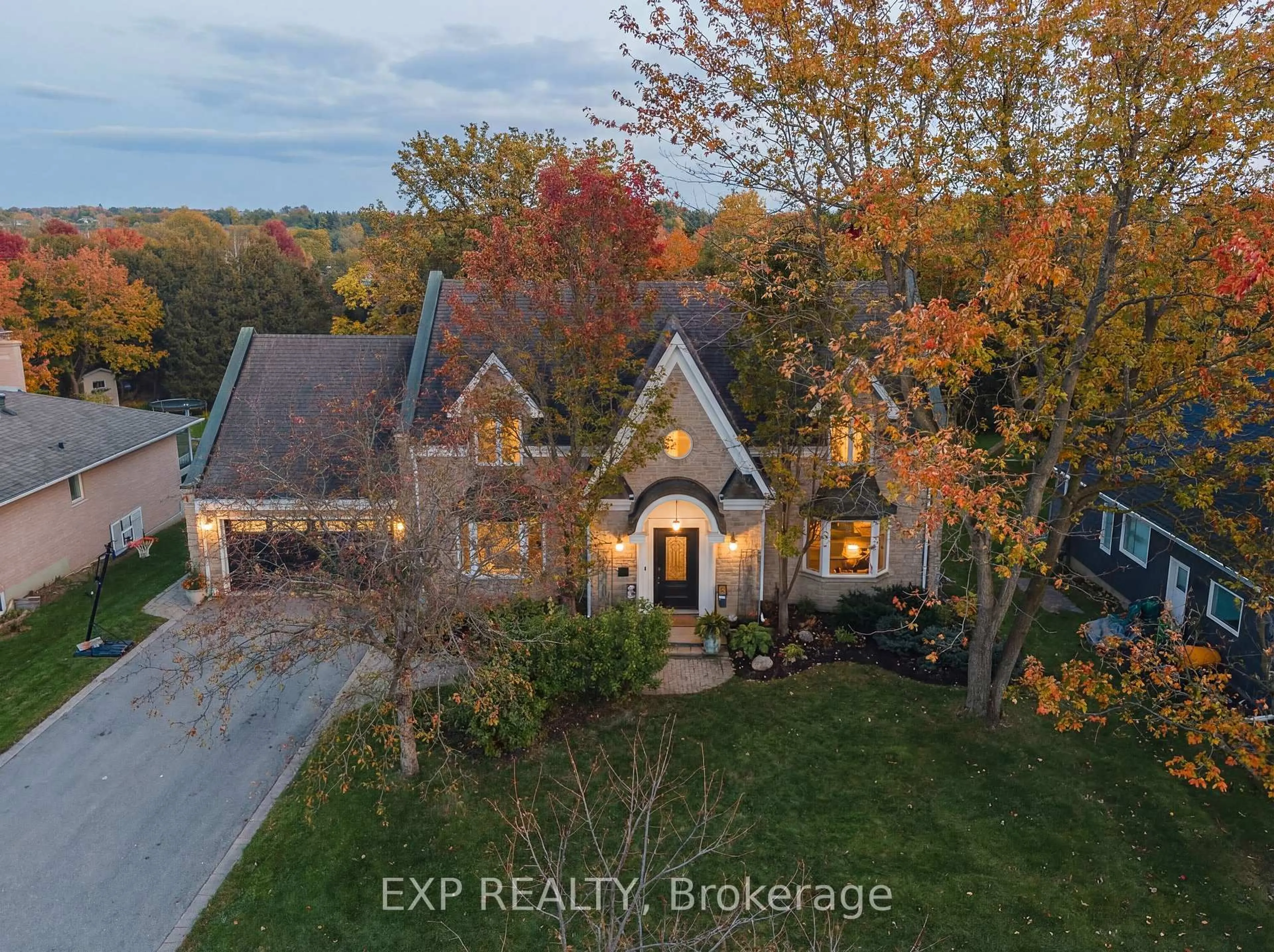 A pic from outside/outdoor area/front of a property/back of a property/a pic from drone, unknown for 21 Granbridge Dr, Woolwich Ontario N0B 2V0