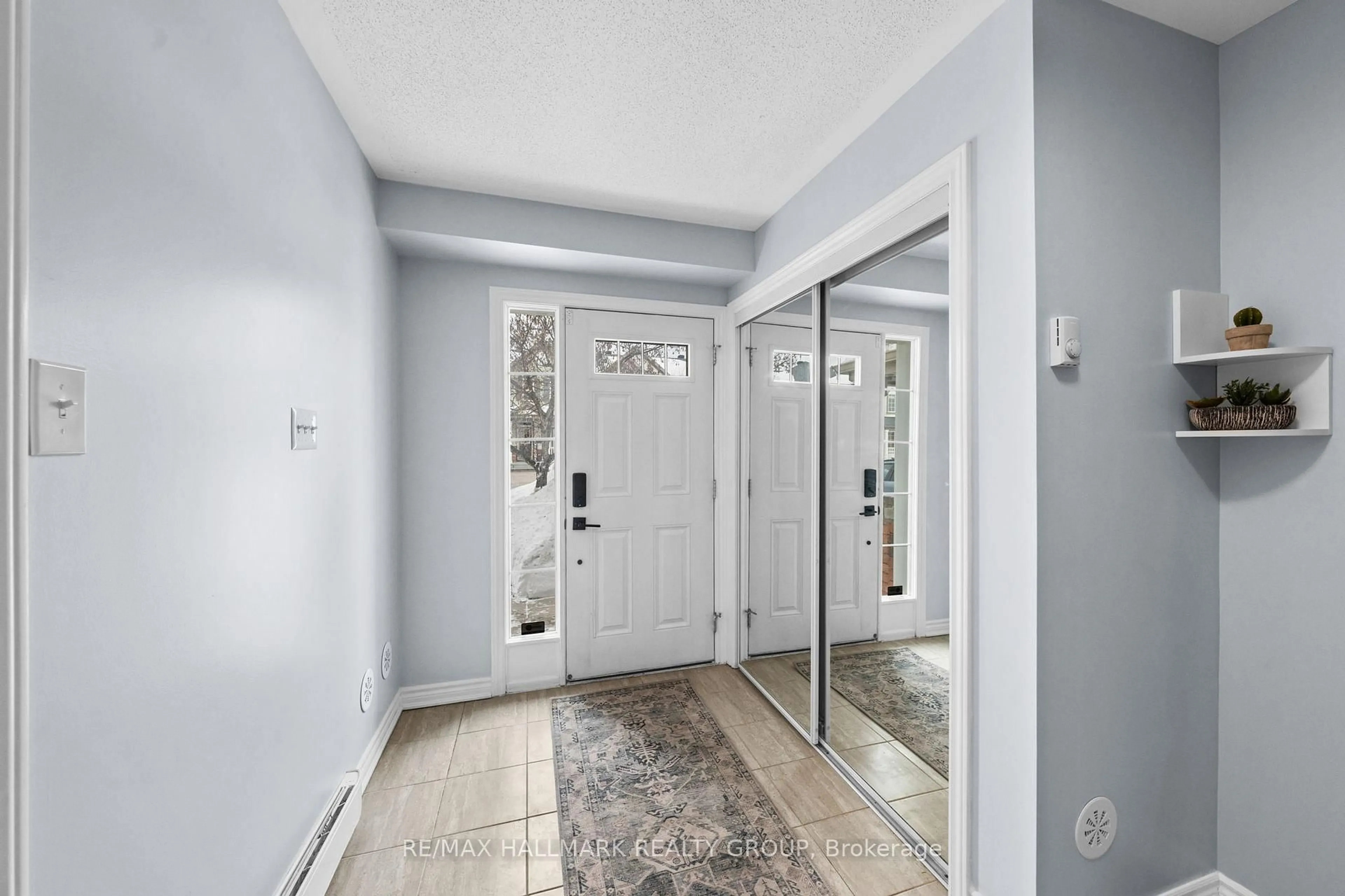 Indoor entryway for 128 Sunshine Cres, Ottawa Ontario K4A 0V3