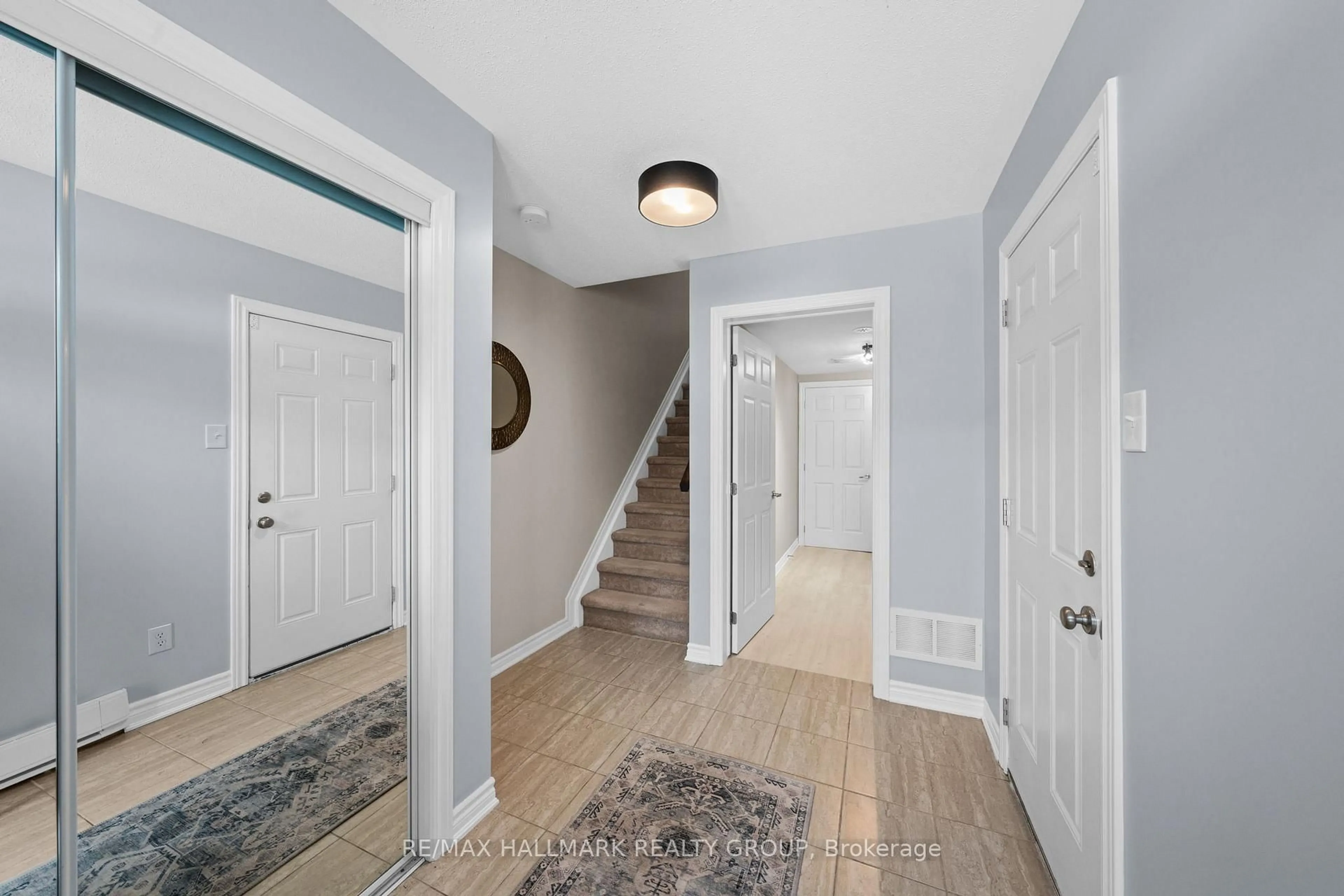Indoor entryway for 128 Sunshine Cres, Ottawa Ontario K4A 0V3