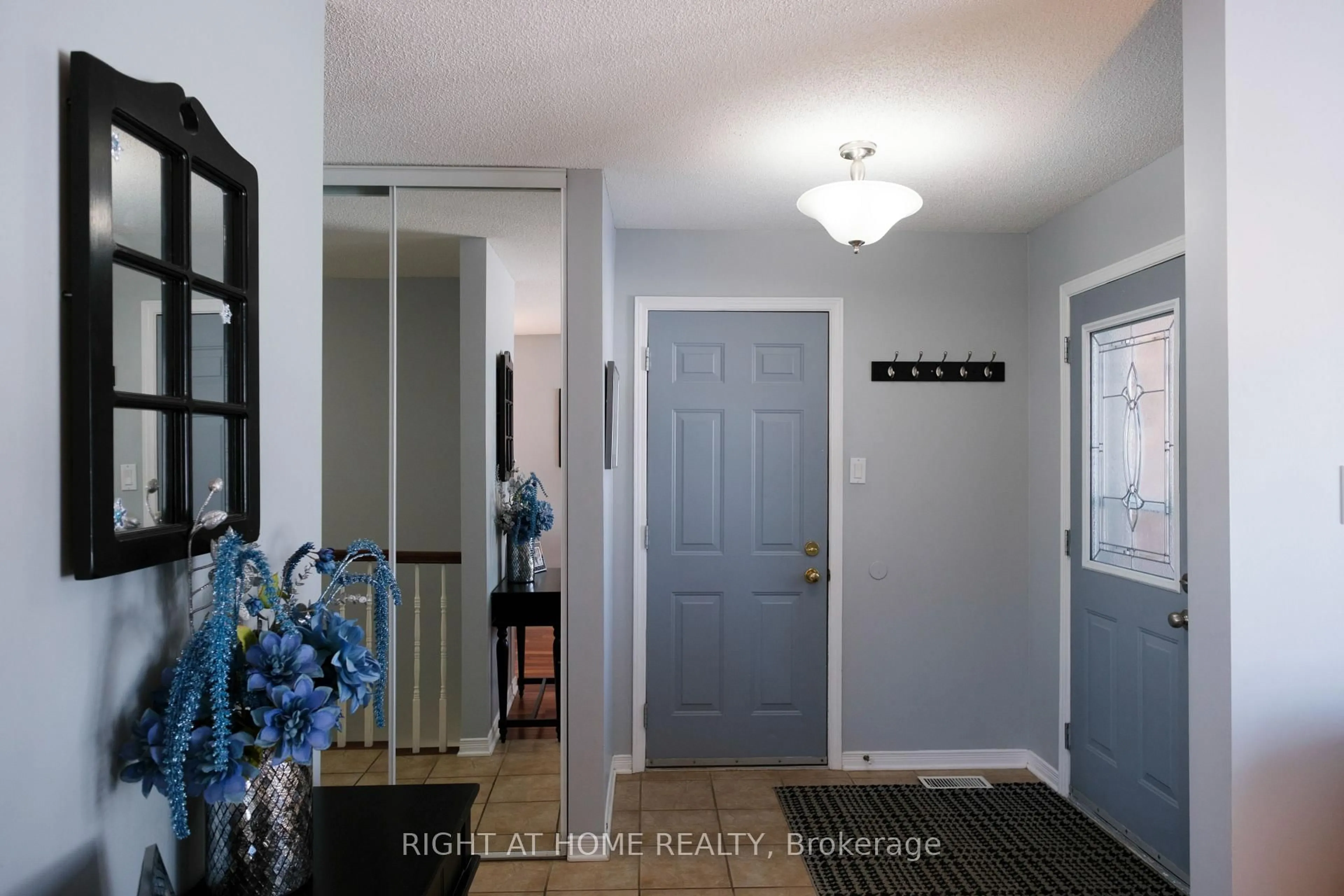 Indoor entryway for 23 Fairview Cres, Arnprior Ontario K7S 3V7