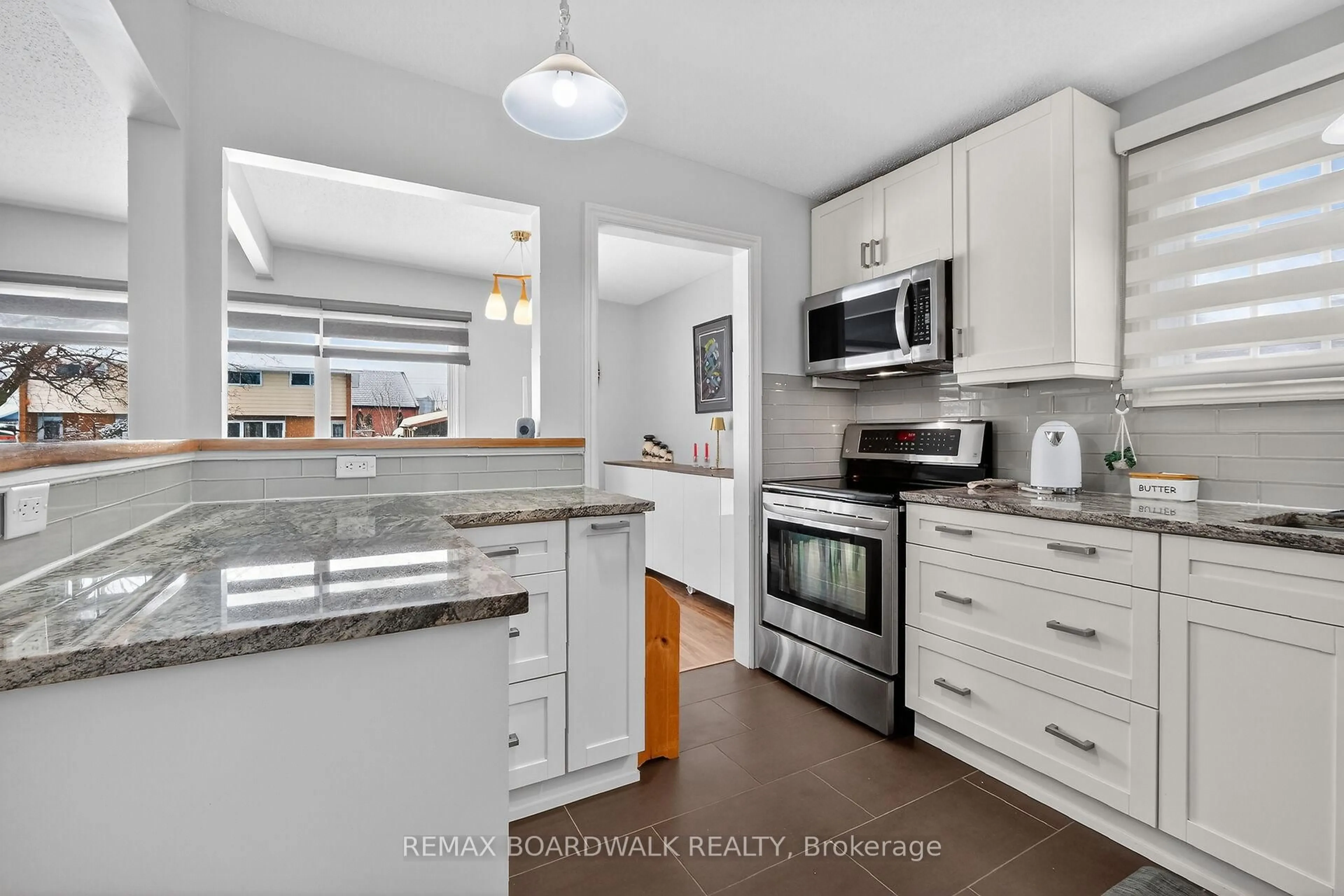 Open concept kitchen, unknown for 2462 Tupper Ave, Ottawa Ontario K1G 1G7