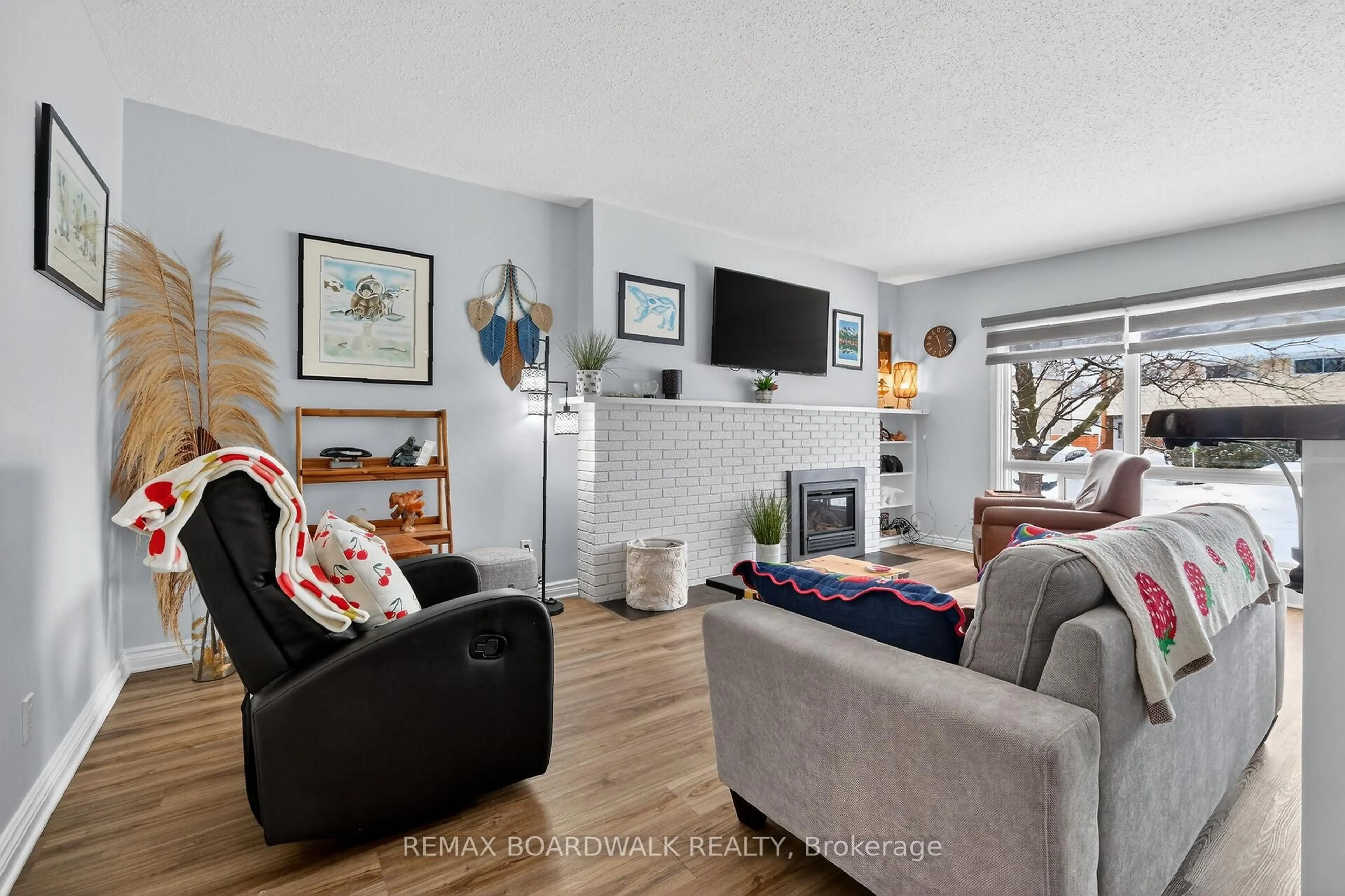 Living room with furniture, unknown for 2462 Tupper Ave, Ottawa Ontario K1G 1G7