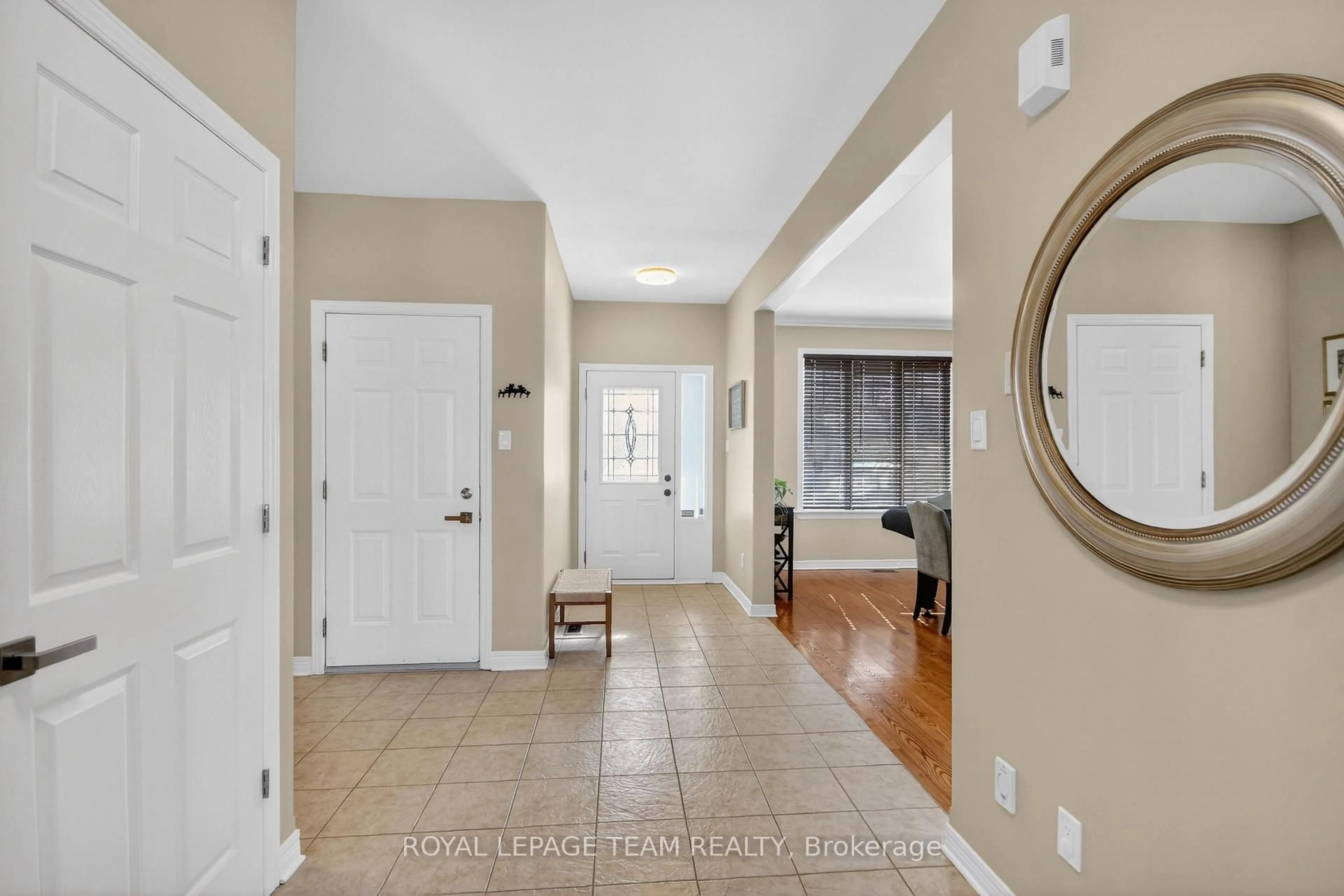 Indoor entryway for 6291 OTTAWA St, Richmond Ontario K0A 2Z0