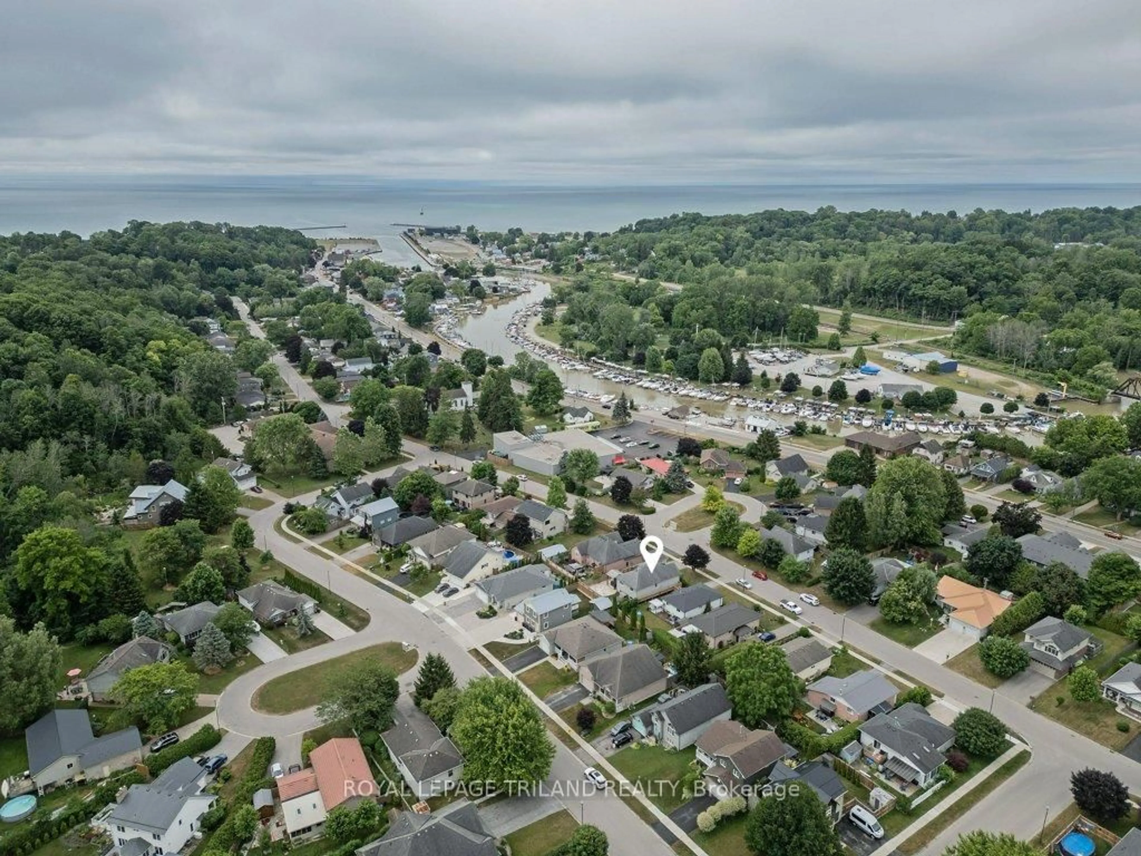 A pic from outside/outdoor area/front of a property/back of a property/a pic from drone, street for 307 Frances St, Central Elgin Ontario N5L 1B2