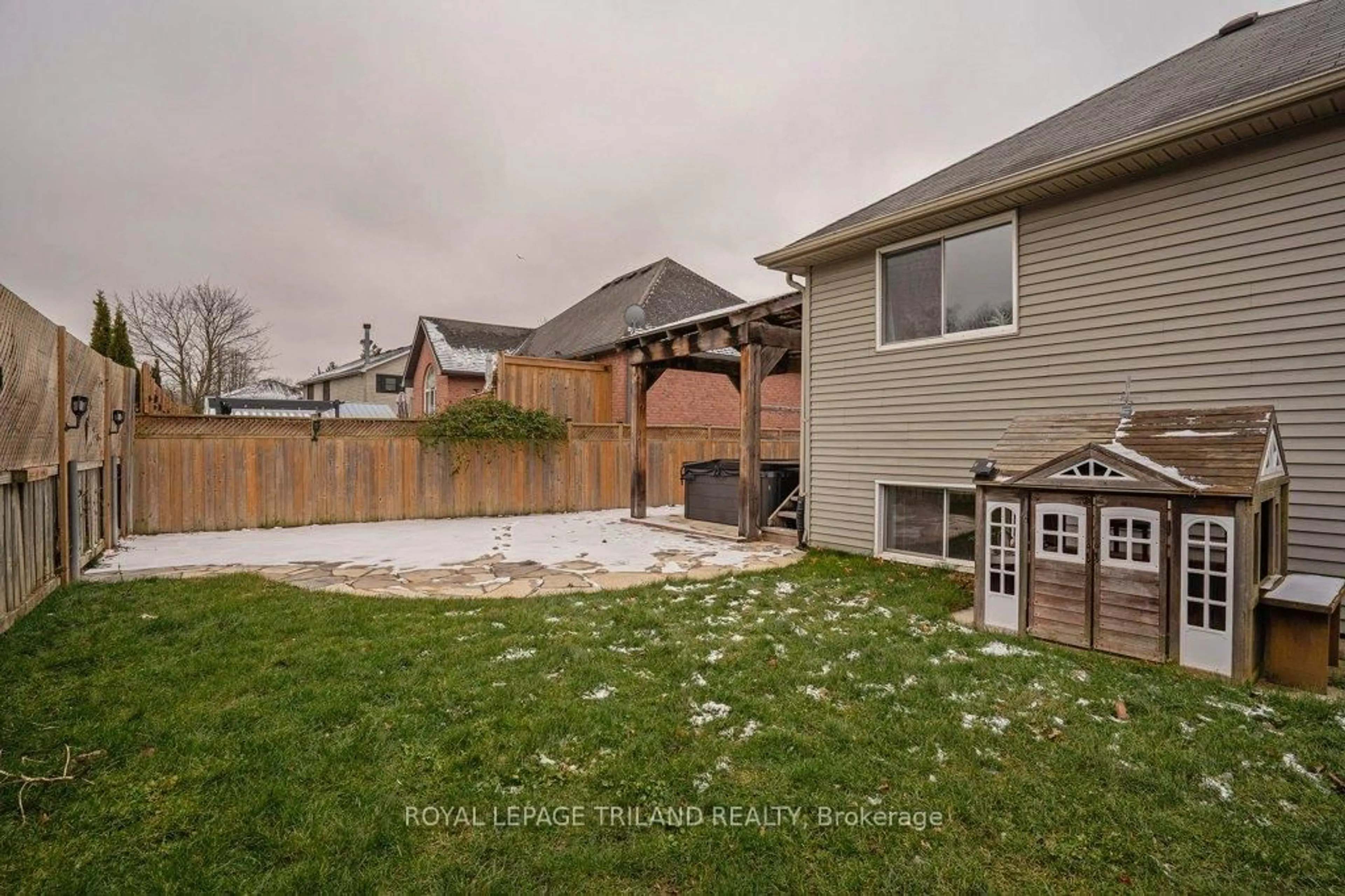 Patio, street for 307 Frances St, Central Elgin Ontario N5L 1B2