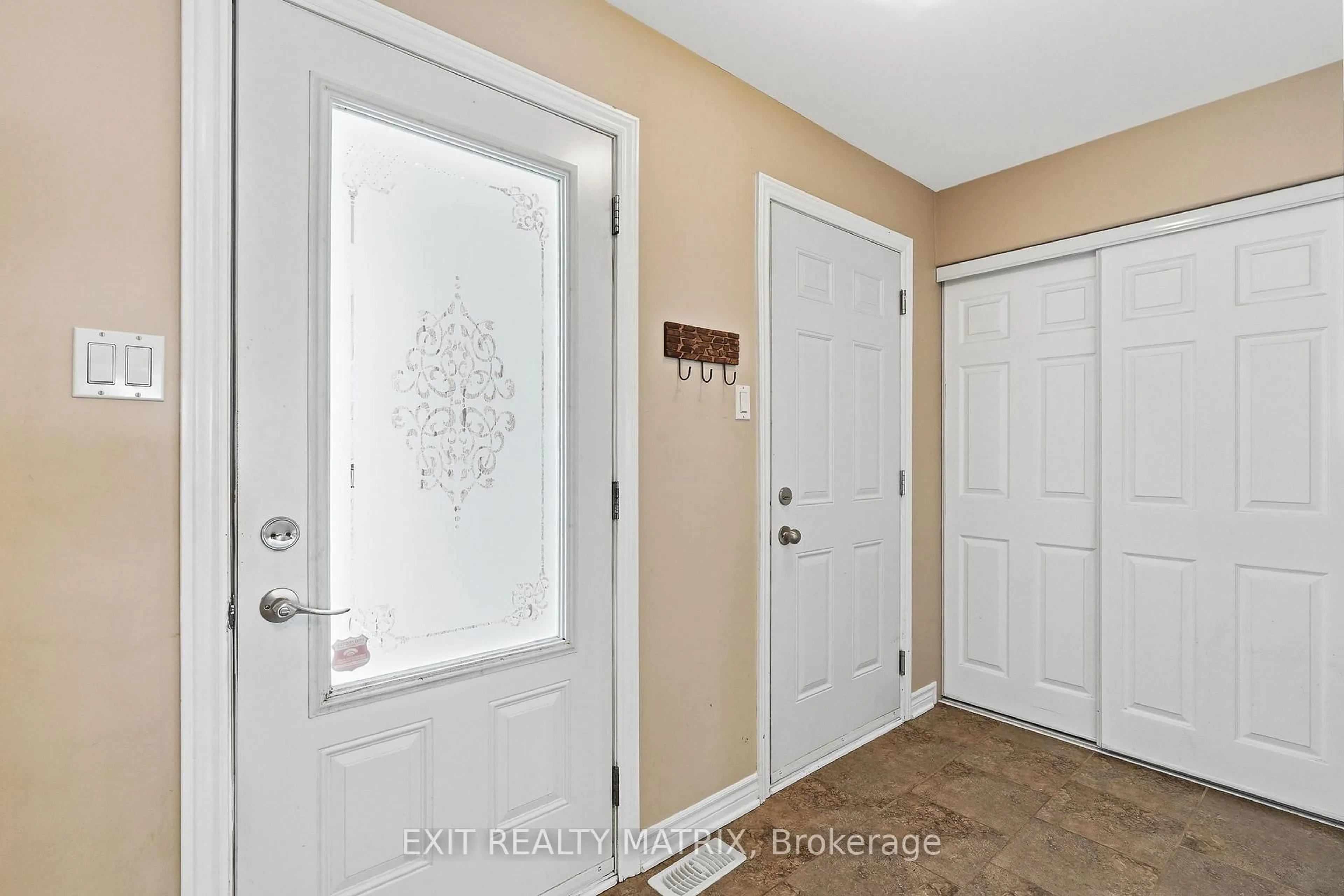 Indoor entryway for 109 Royal Crt, The Nation Ontario K0A 2M0