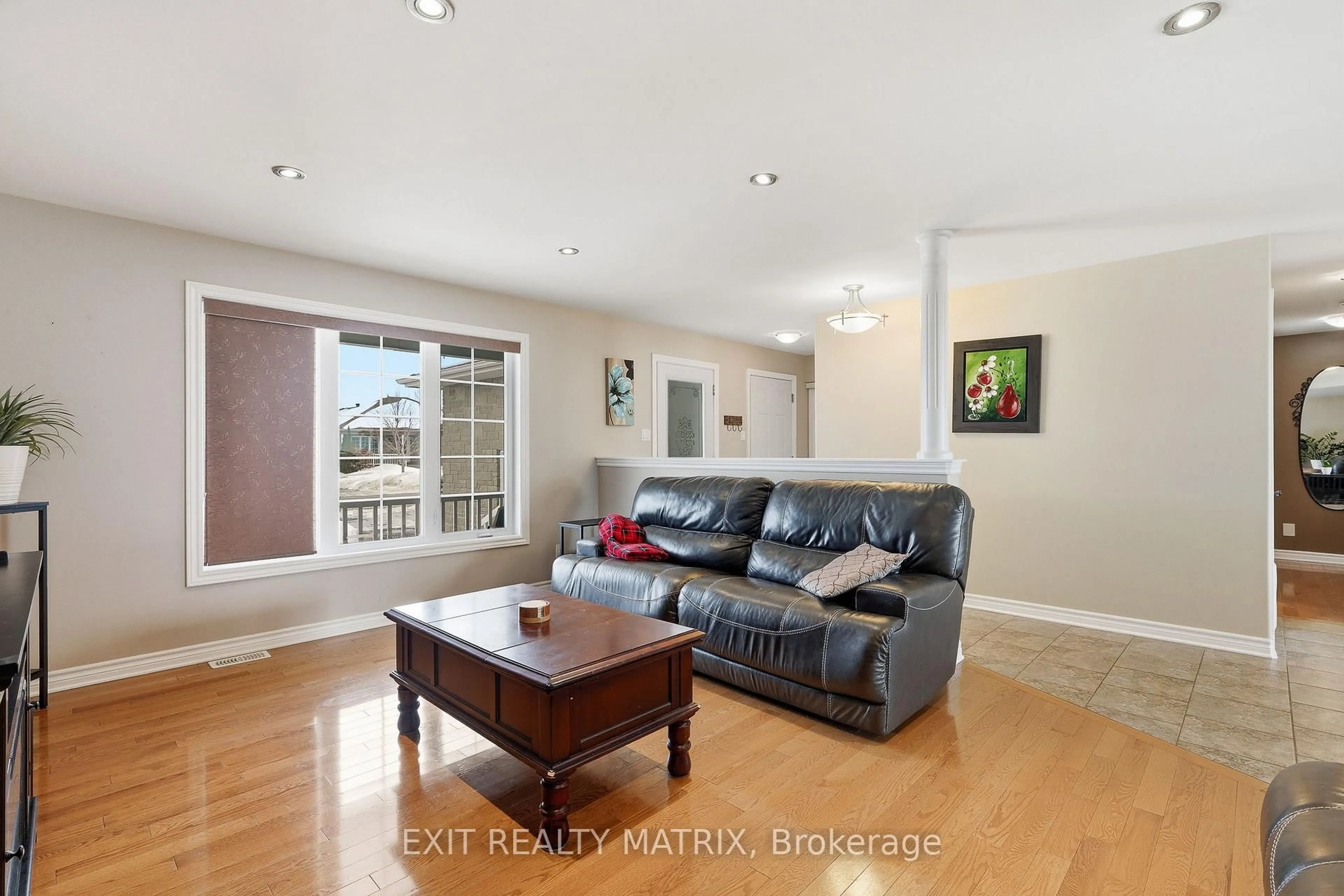 Living room with furniture, wood/laminate floor for 109 Royal Crt, The Nation Ontario K0A 2M0