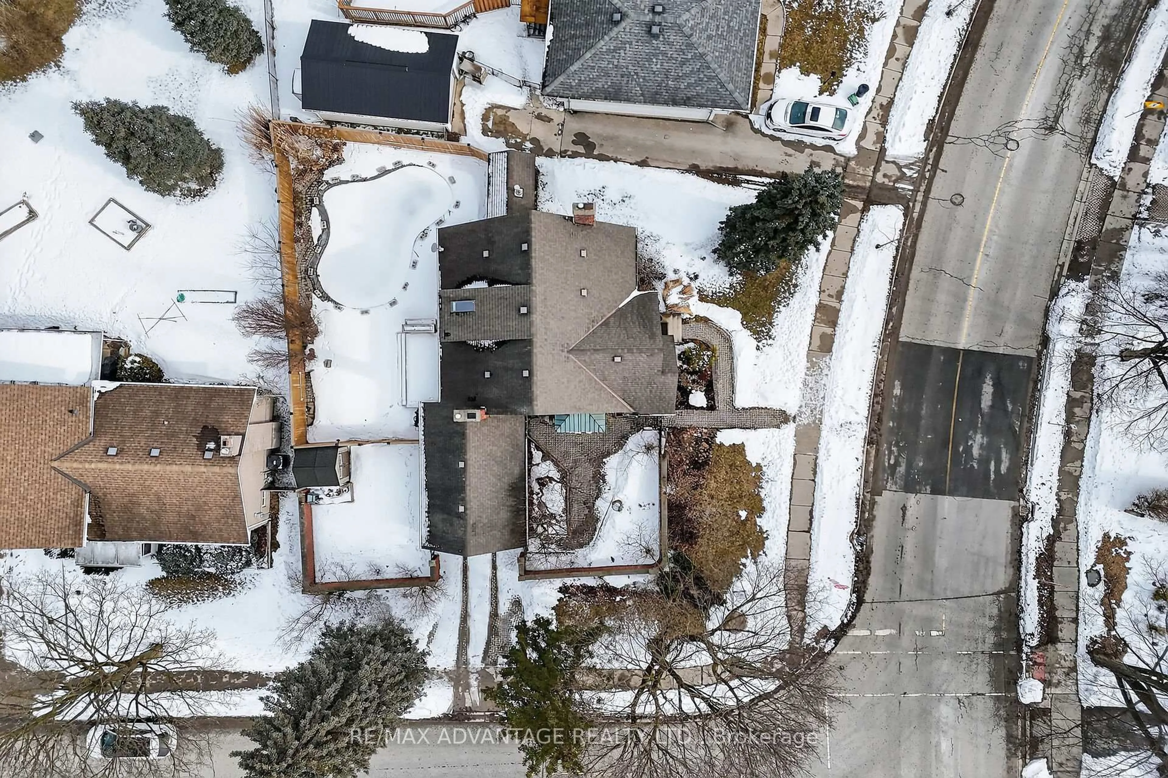 A pic from outside/outdoor area/front of a property/back of a property/a pic from drone, street for 572 Huntingdon Dr, London South Ontario N6C 4J4
